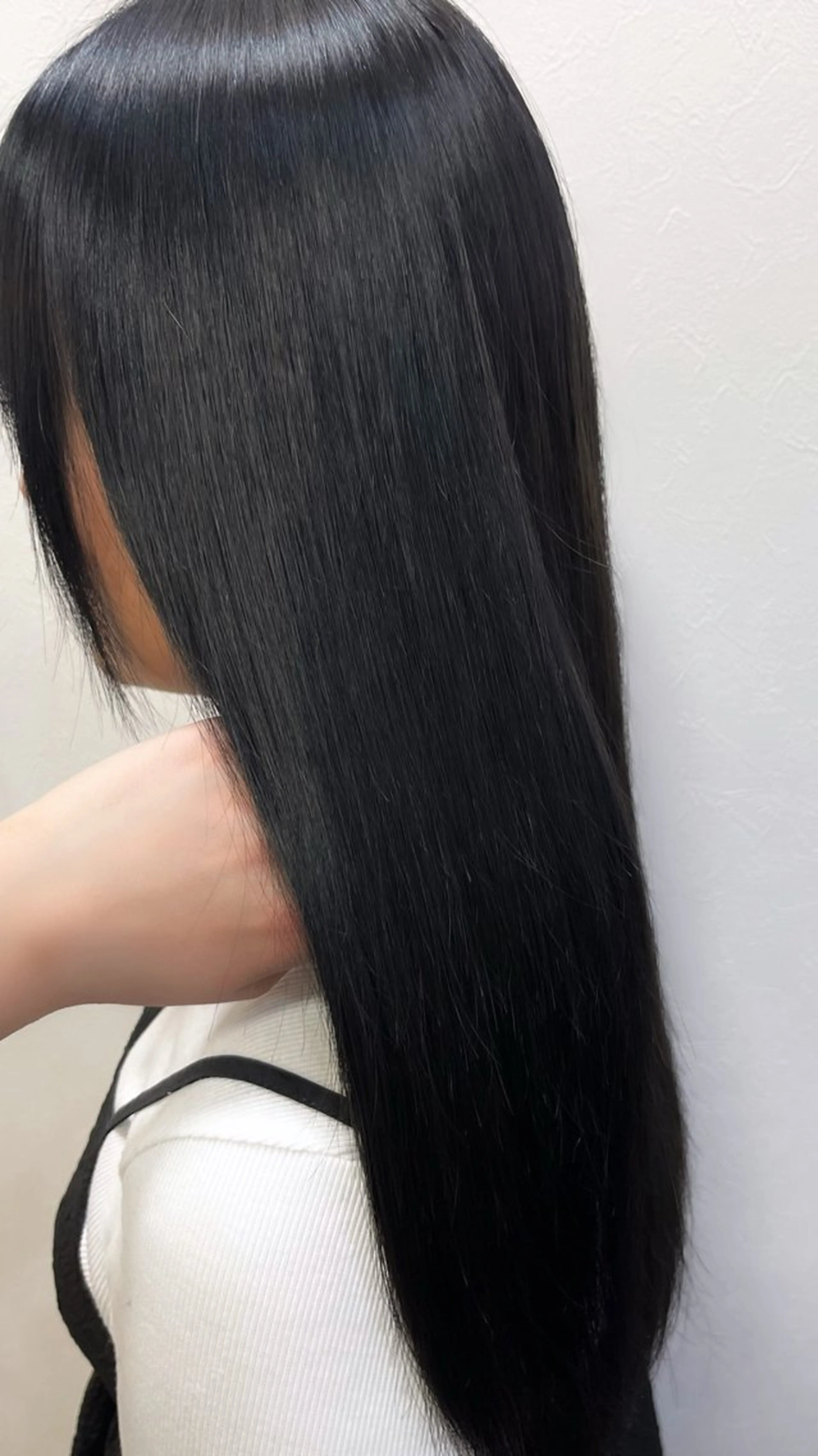 ロング カラー 黒髪 ブルーカラー ブルーブラック ヘアカラー 古賀 桜のヘアスタイル