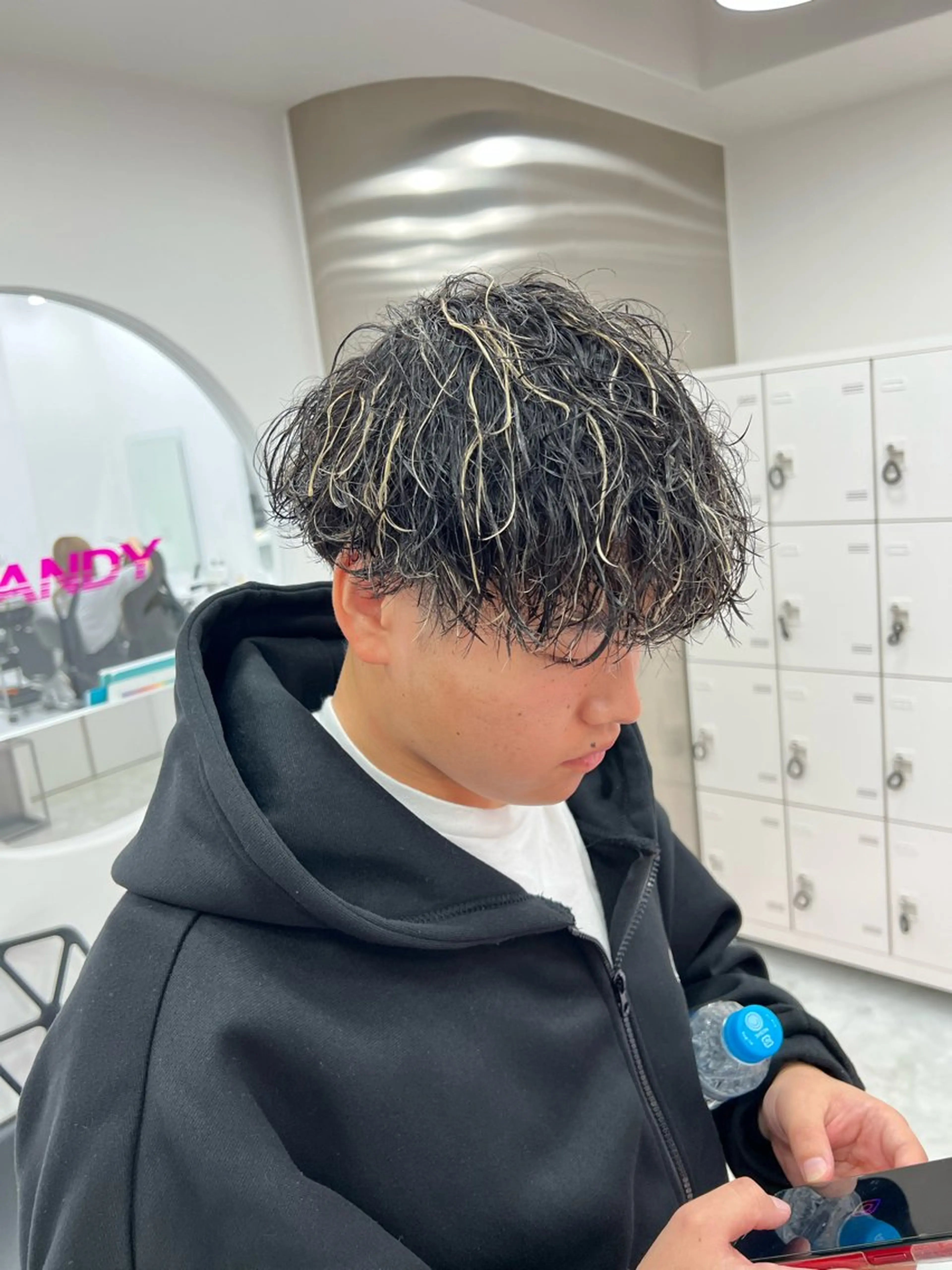 ミディアム パーマ メンズ ミディアムパーマ センターパート メンズ韓国風 韓国マッシュ マッシュウルフ ヘアカラー トリートメント ヘッドスパ ヘアセット トレンド/レイヤー うる艶🪞CANDYのヘアスタイル