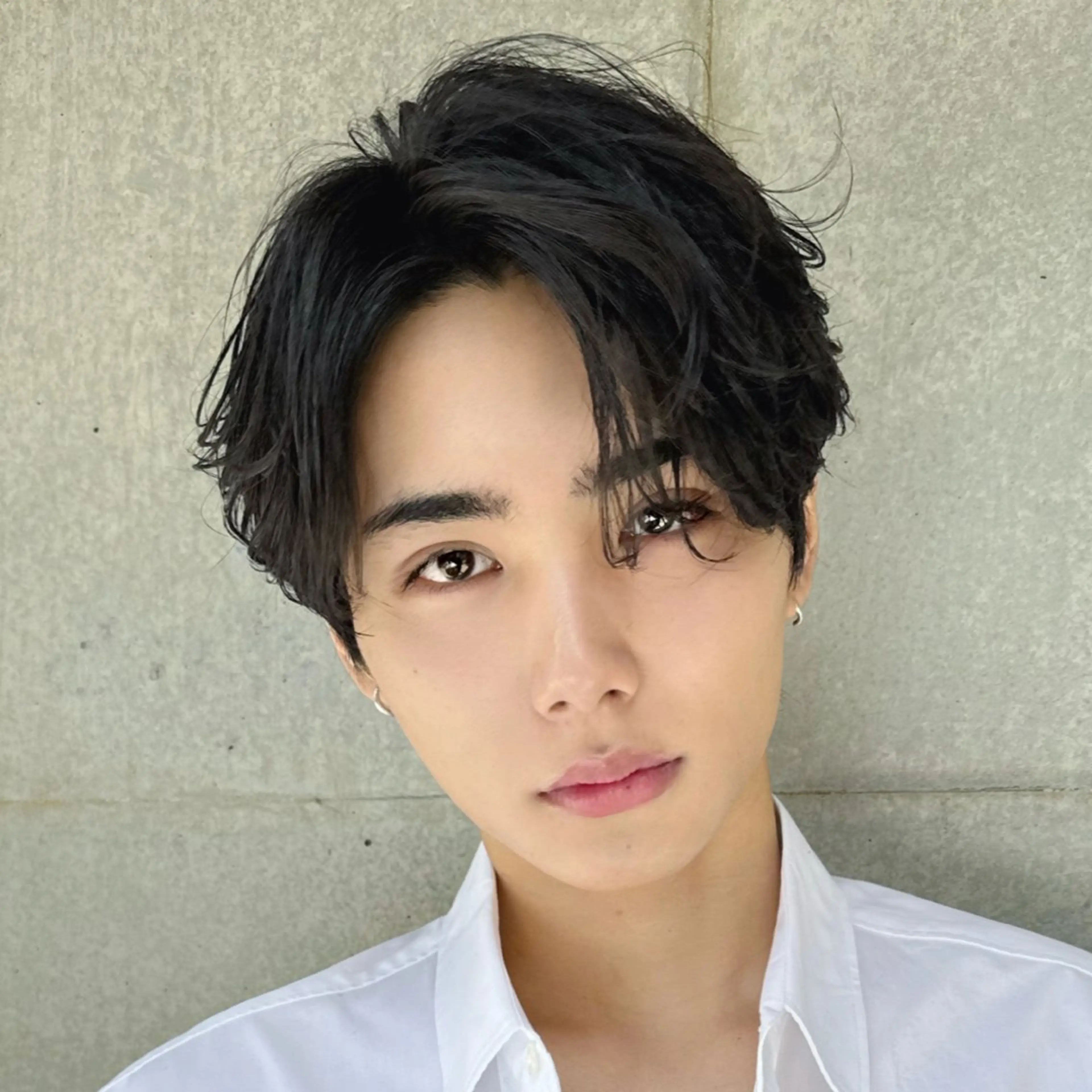 メンズ センターパート コンマヘア メンズデザインカット ダウンパーマ フェザーパーマ カット パーマ ヘアセット 表参道フェザーパーマ ニュアンスパーマのヘアスタイル