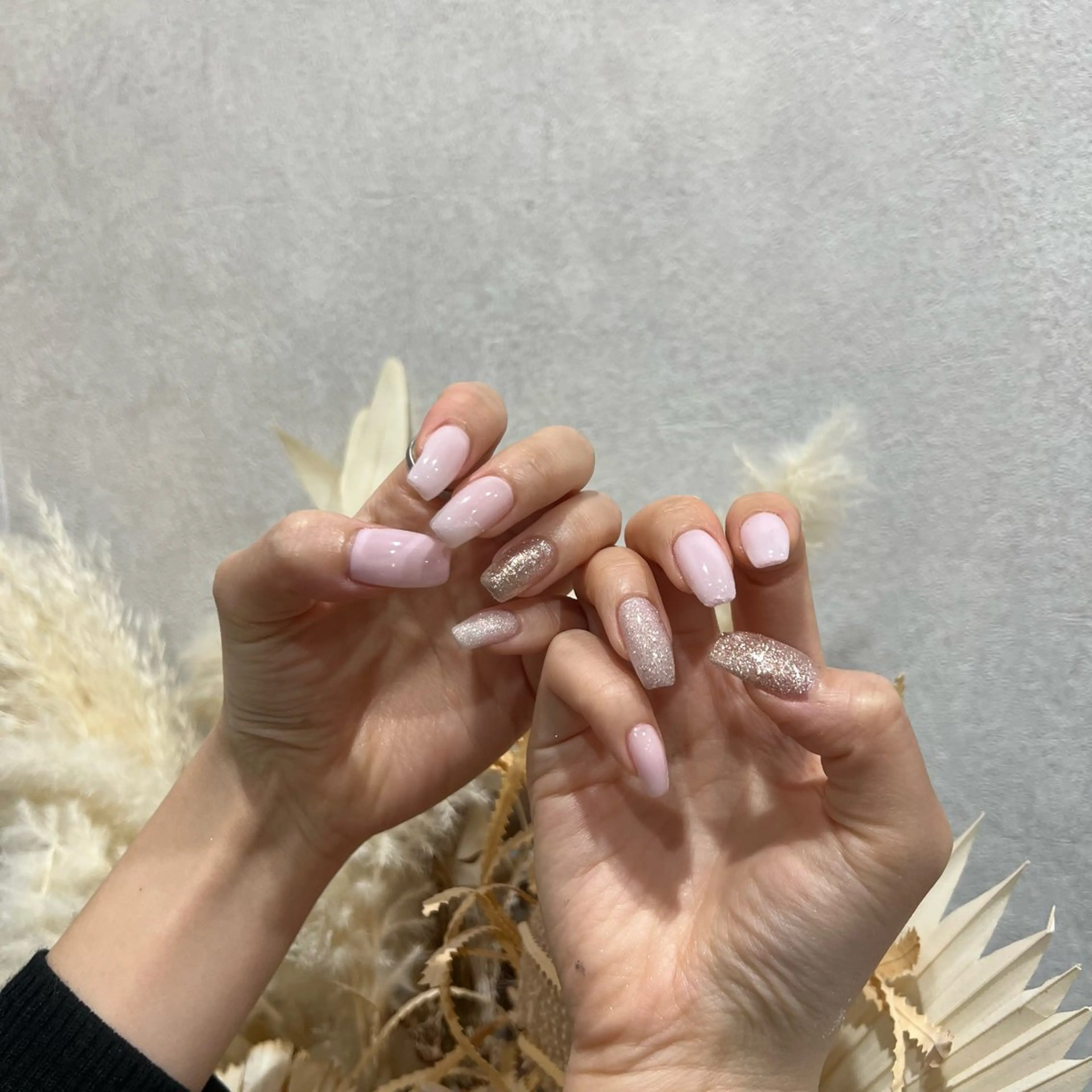 ネイル ラメ(グリッター) ピンク シンプルネイル 春ネイル Rommy Arisaのネイルデザイン