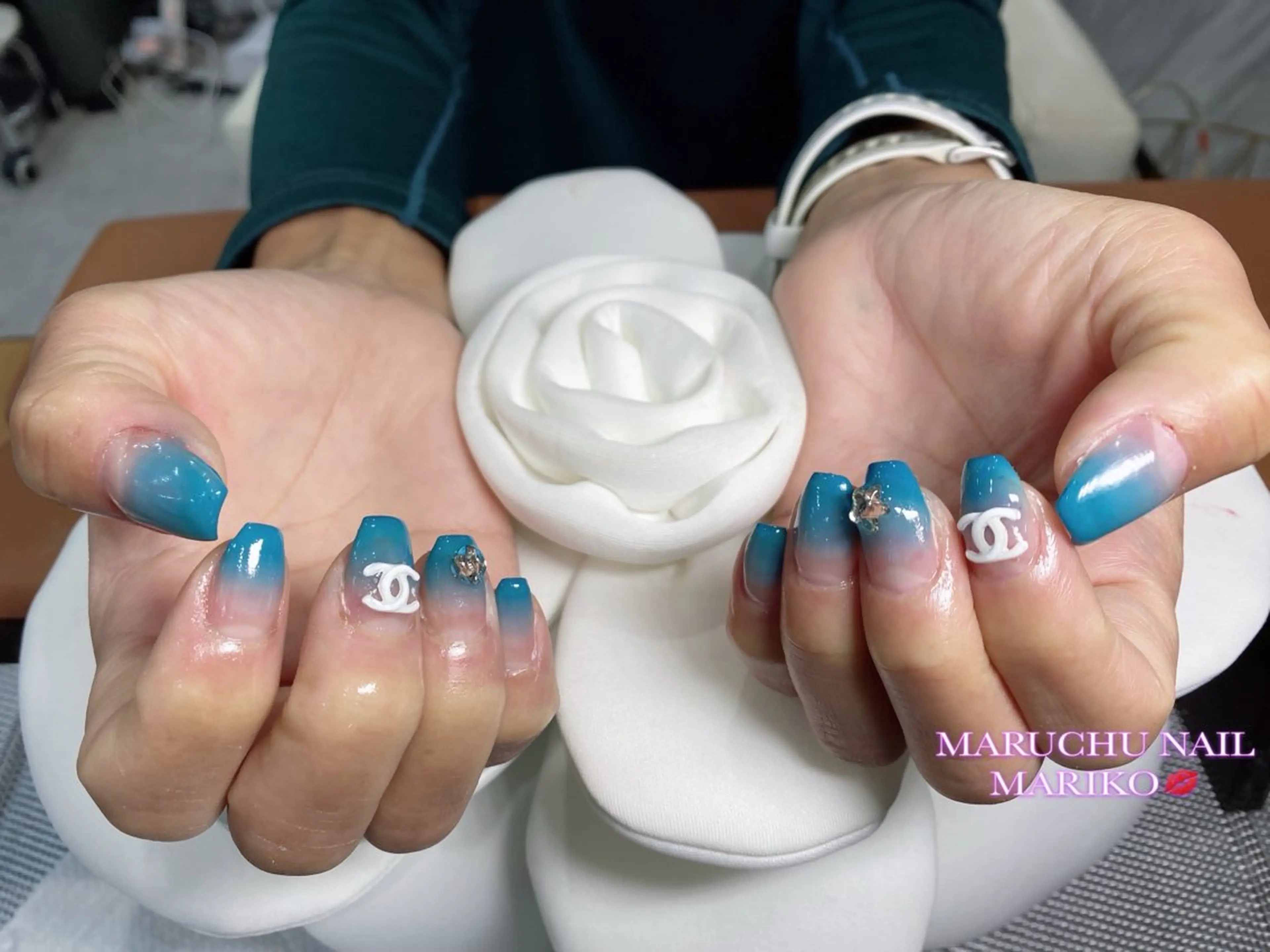 ネイル ブルー グラデーション 🦋✨ MARIKO✨🦋のネイルデザイン