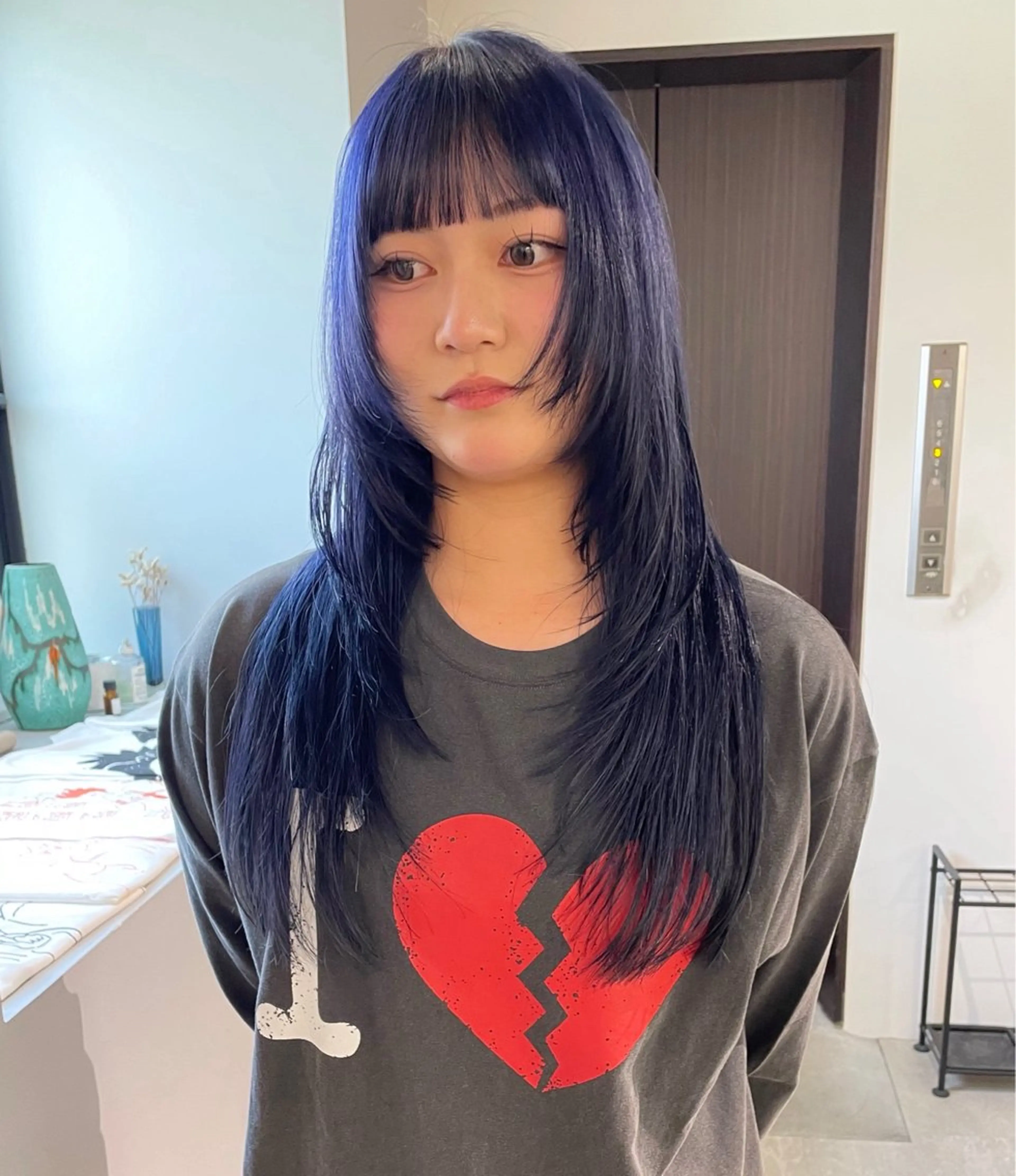 ロング カラー ロングレイヤー ブリーチ ブルーカラー ケアブリーチ ダブルカラー カット ヘアカラー トリートメント MIU/ルーツカラー 顔まわりレイヤーのヘアスタイル