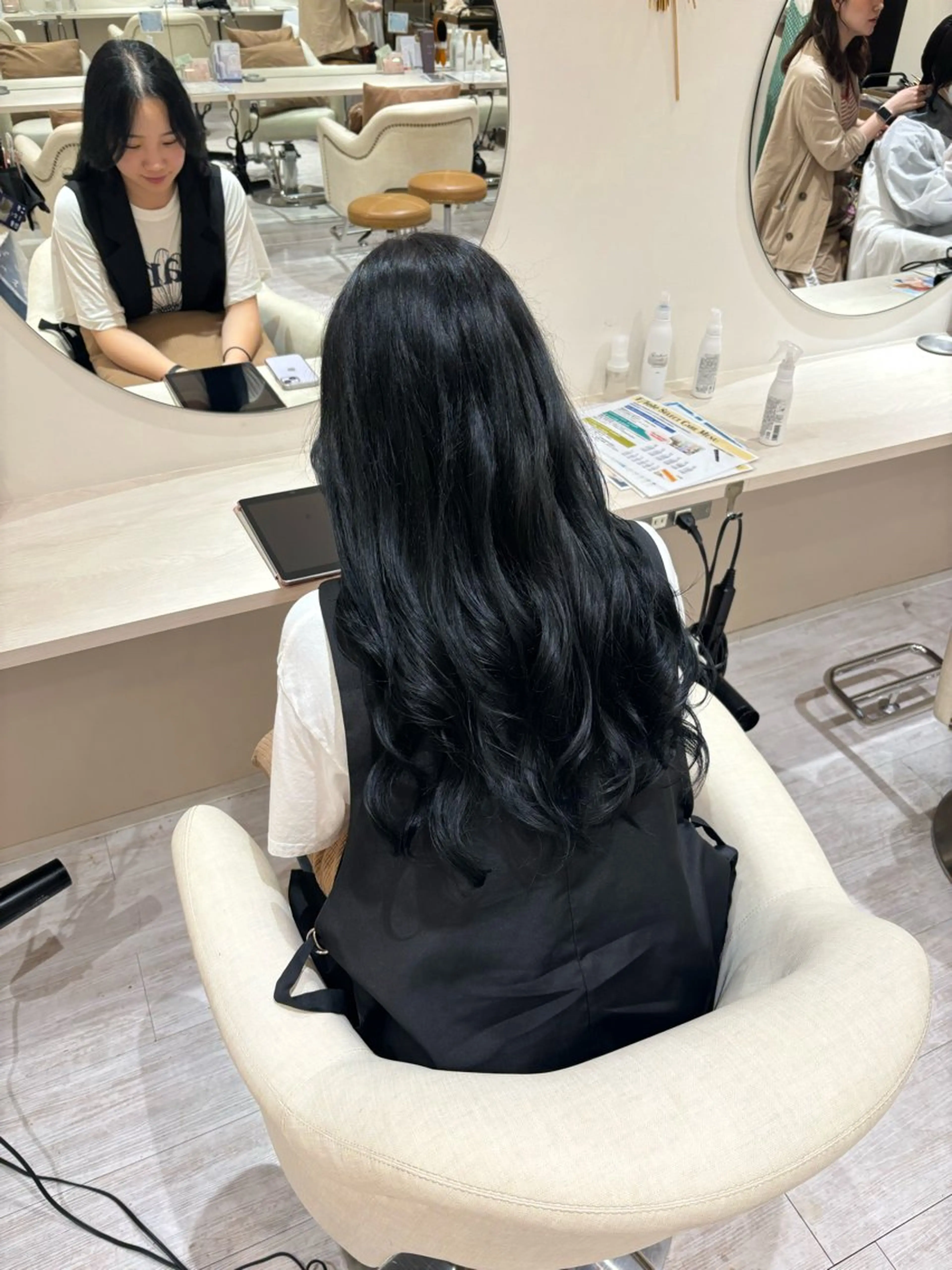 ロング カラー 黒髪 ブルーカラー ブルーブラック 透明感カラー Ｆ.まひろ🎀 暖色カラー／ベージュのヘアスタイル