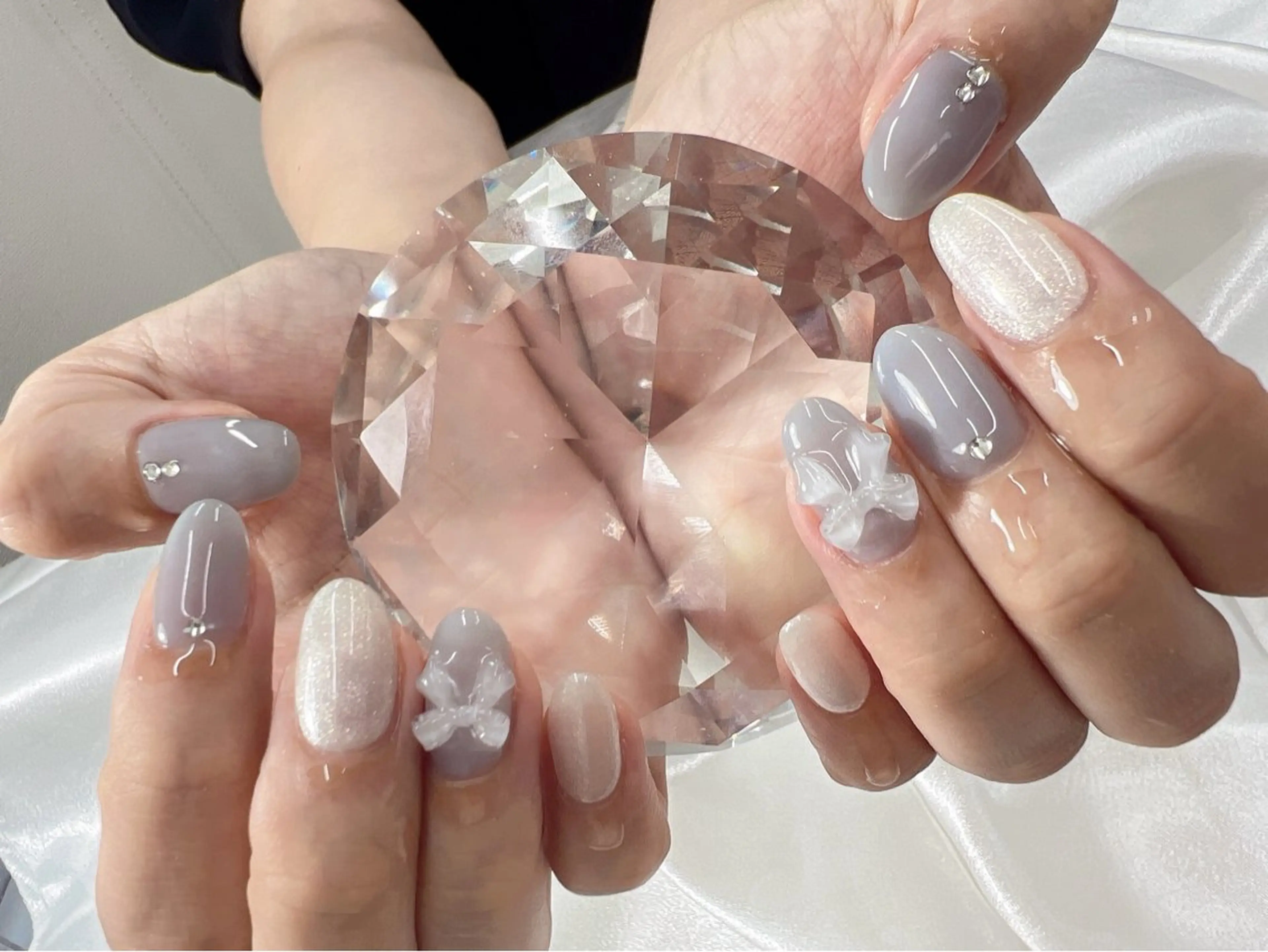 ネイル 水色 リボン ストーンネイル ハンドネイル bijou nails所属・bijou nails　蓮のネイルデザイン