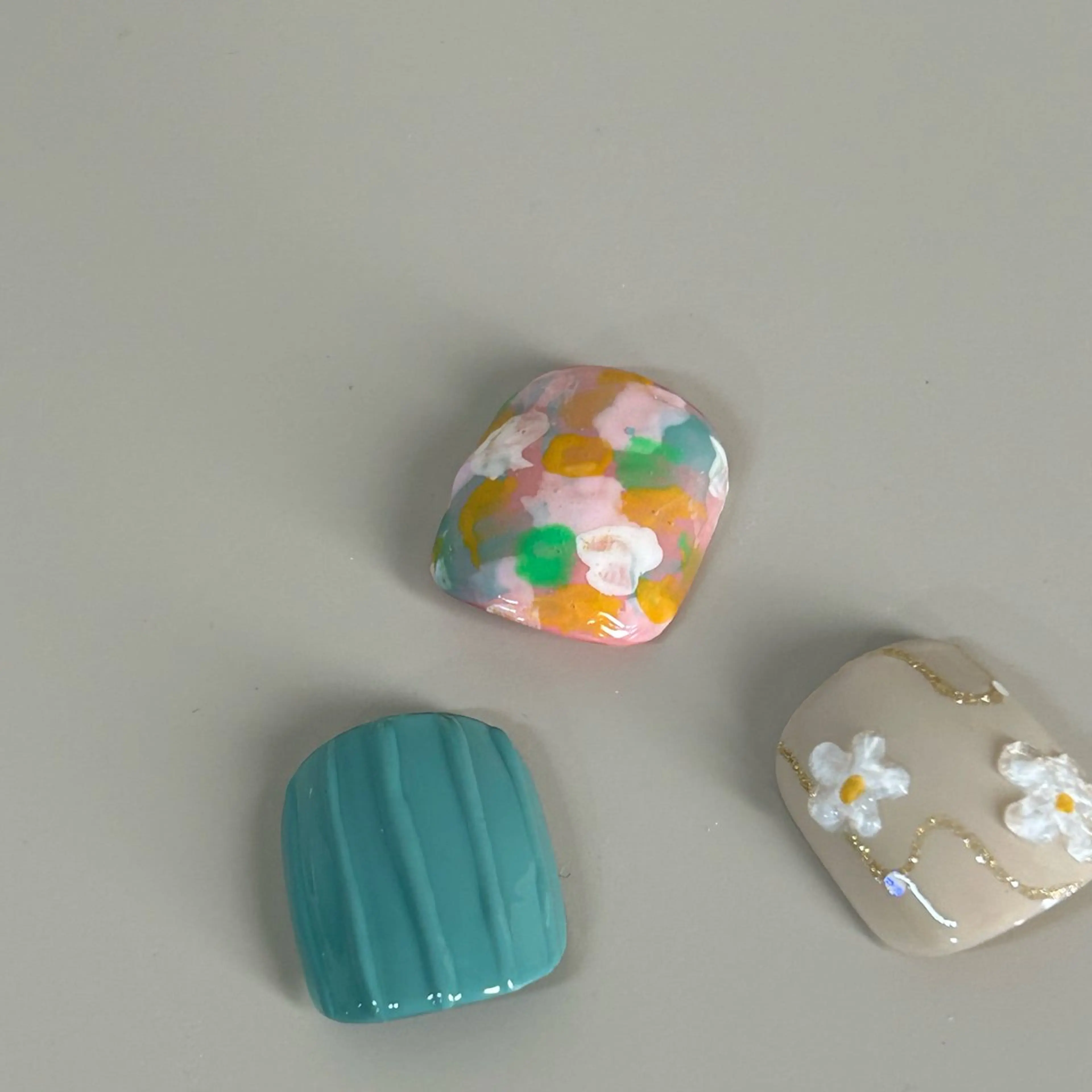 ネイル nail atelier hiton所属・nailist 朱音のネイルデザイン