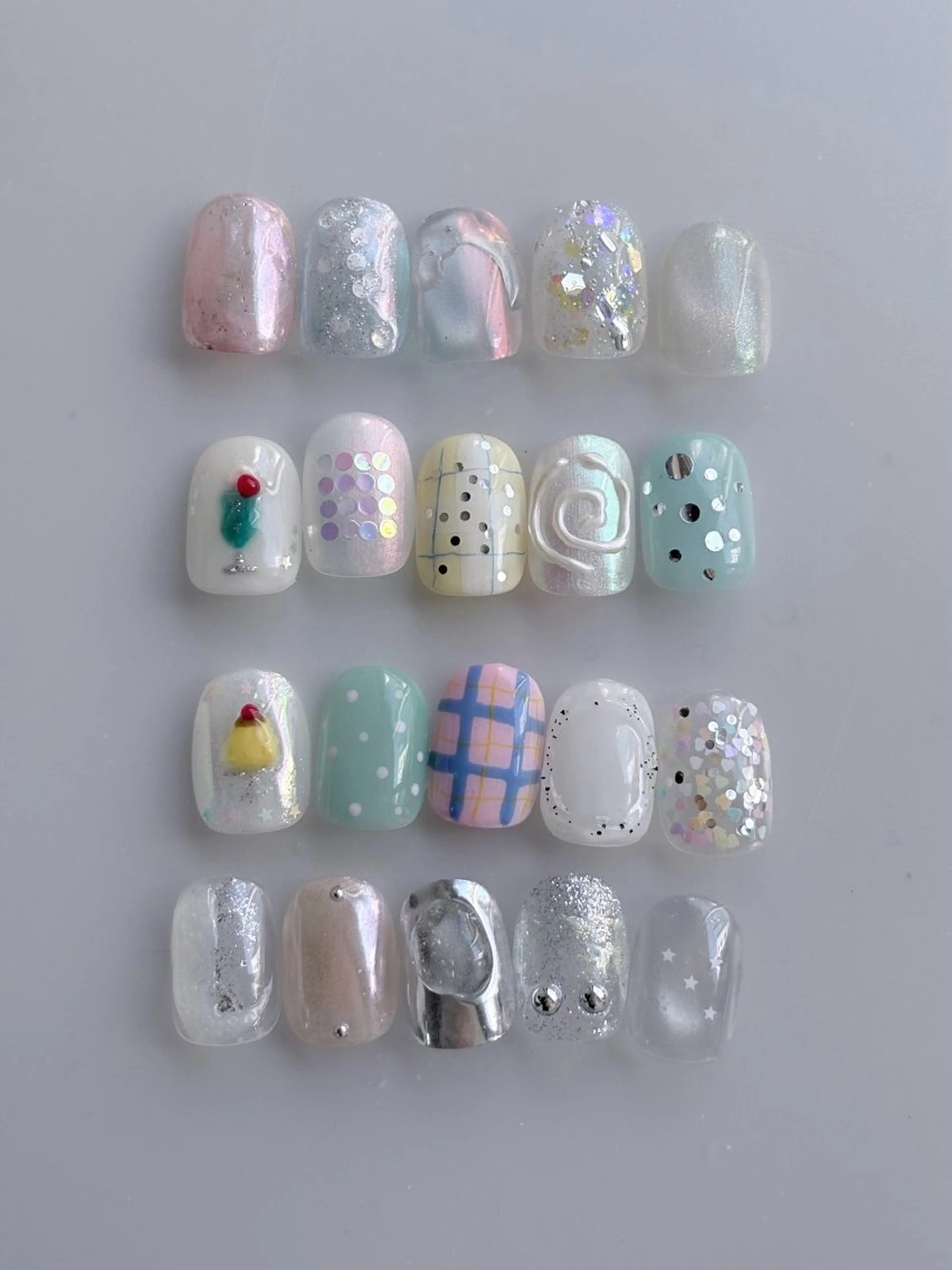 【オフ無料】 画像のデザインから選べる⭐︎yuiセレクトジェルネイル （hand） 🐋⟡.·の写真