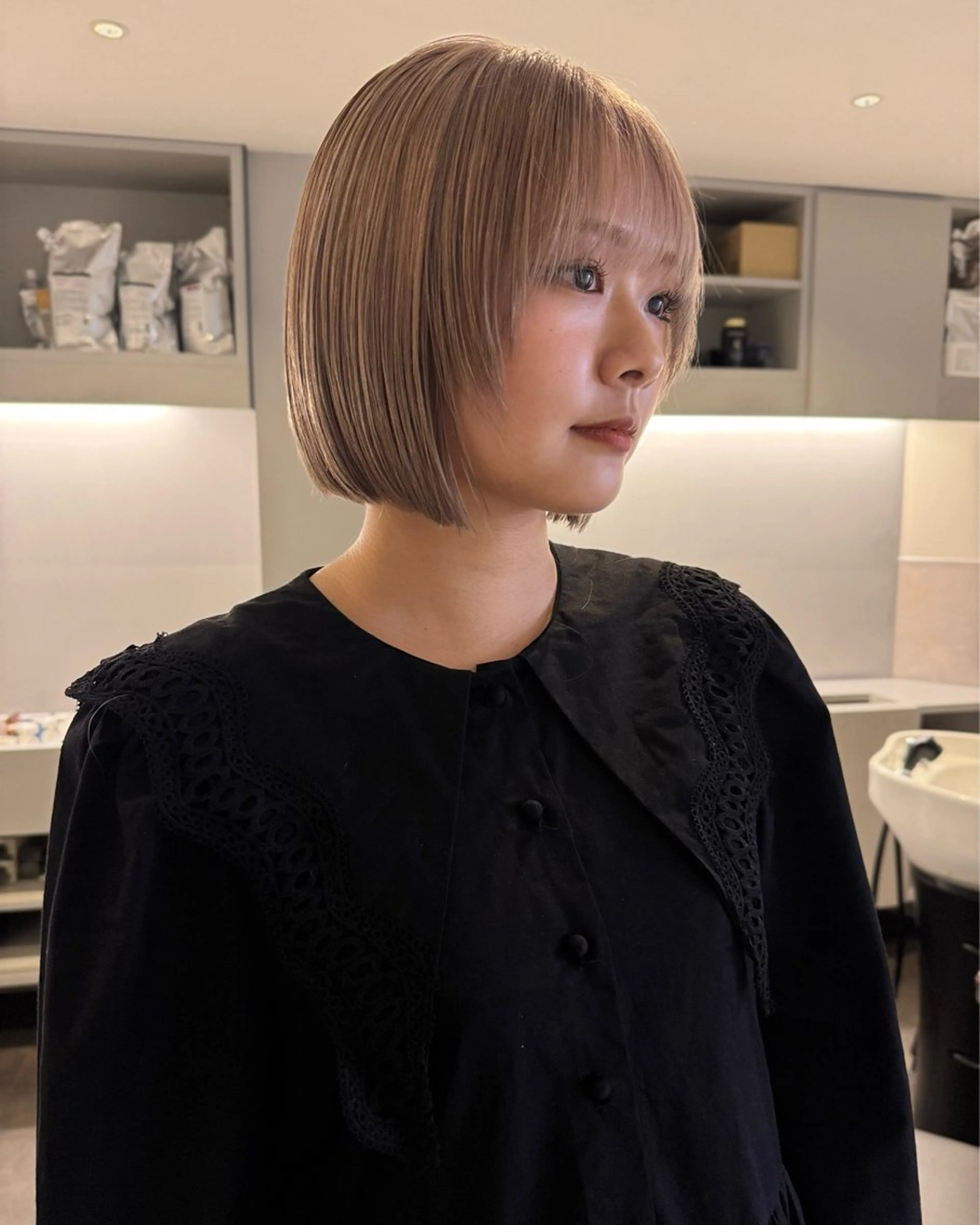 ショート カラー ベージュカラー ブリーチ ミルクティーベージュ ボブ カット ヘアカラー トリートメント RAIMA ハイトーン/レイヤーのヘアスタイル