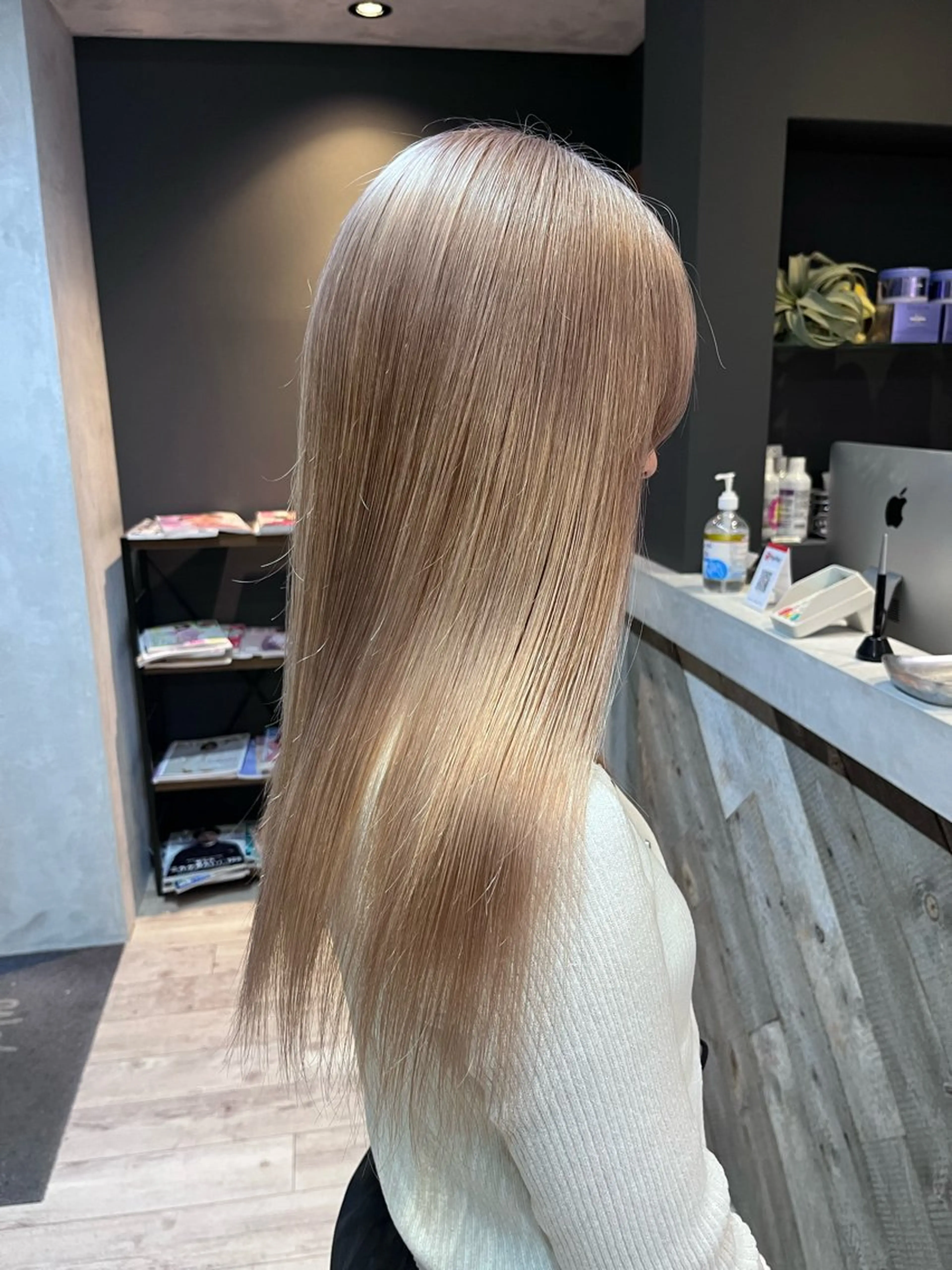 セミロング カラー ベージュカラー ブリーチ ホワイトベージュ カット ヘアカラー 多河 遥のヘアスタイル