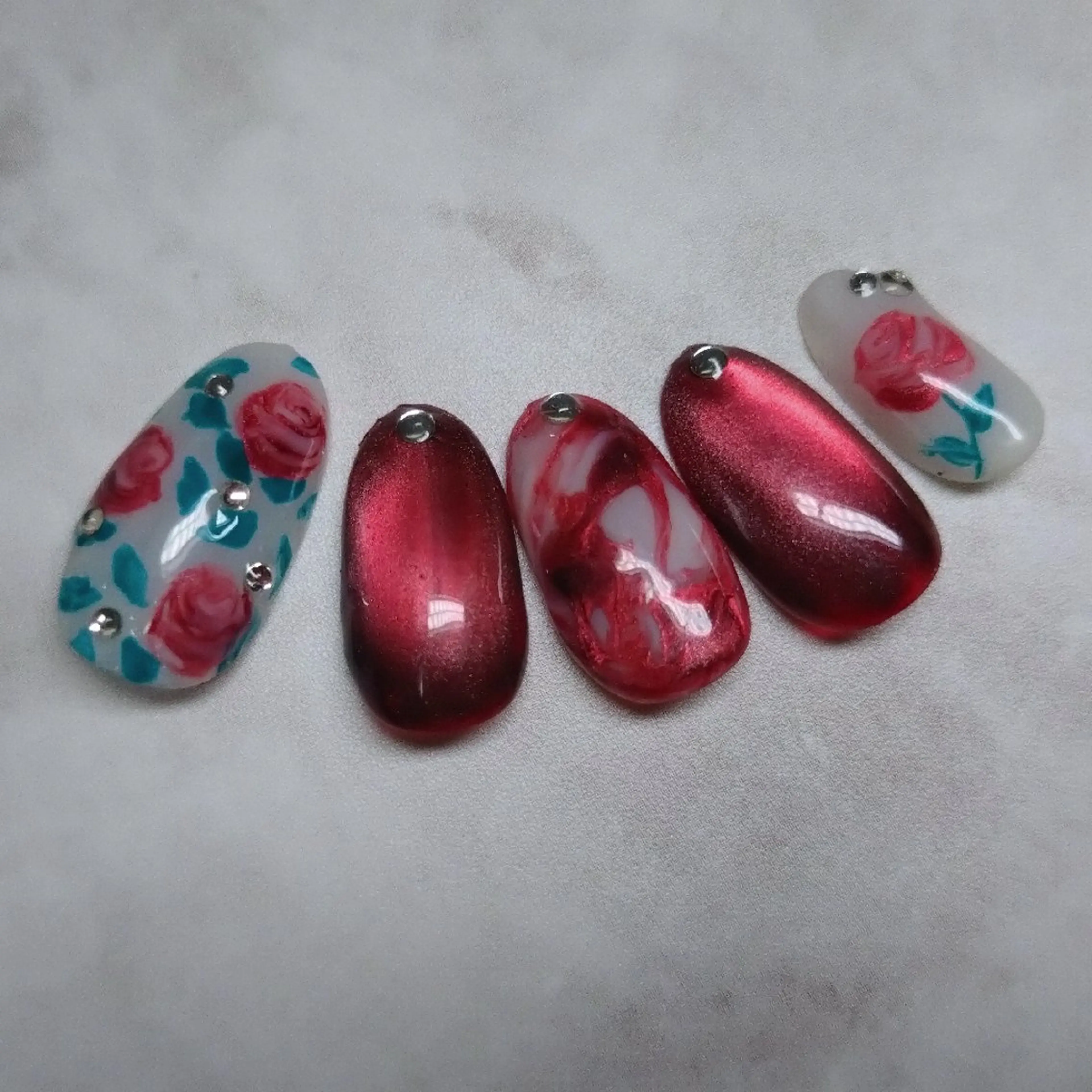 ネイル ジェルネイル マグネットネイル 赤色 ハンドネイル AG nail 〚　yuka　〛のネイルデザイン