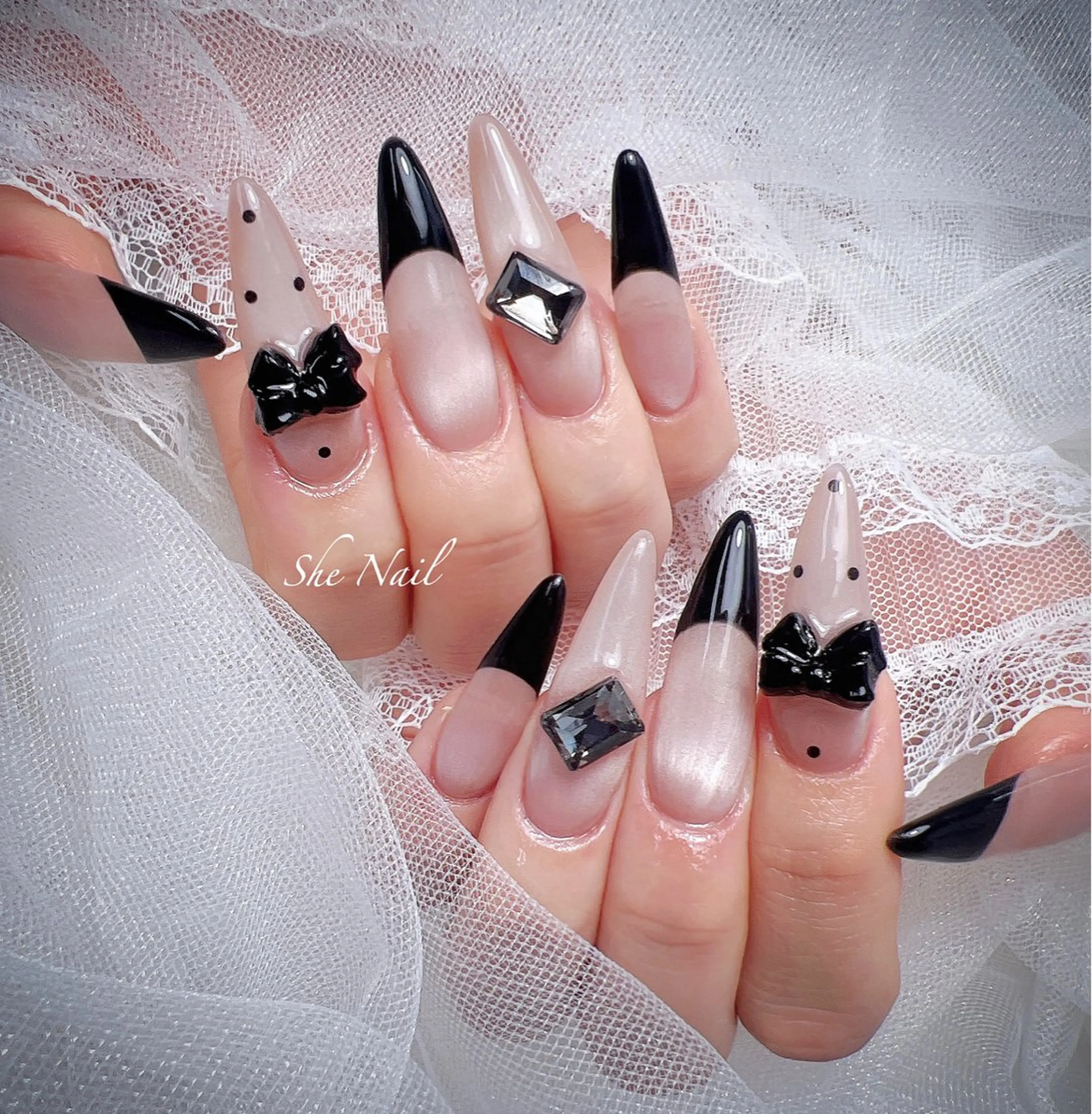 ネイル チークネイル ドット 長さ出し フレンチネイル ガラスフレンチ ハンドネイル She   Nail所属・ISA_ BELLAのネイルデザイン