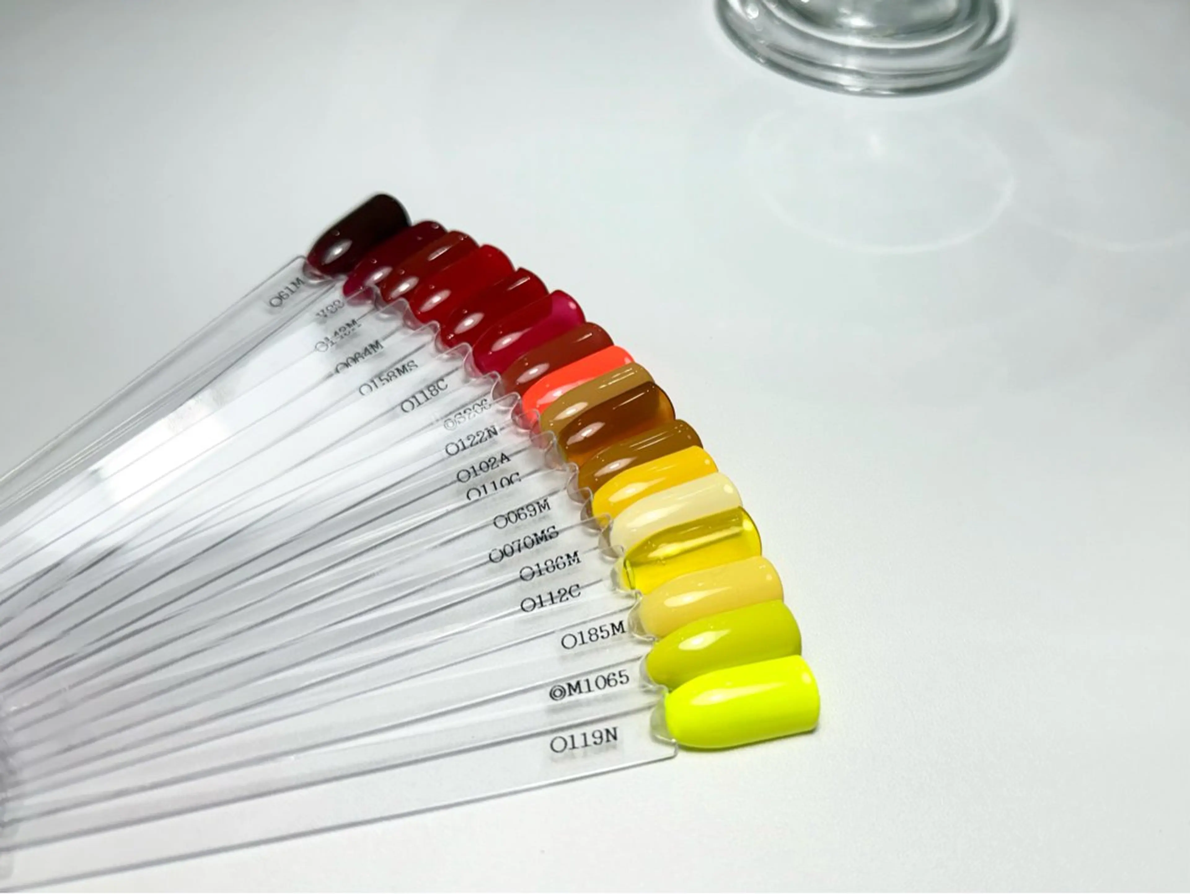 ネイル ワンカラーネイル 赤色 黄色 ハンドネイル Plus Ewalu / mihiroのネイルデザイン