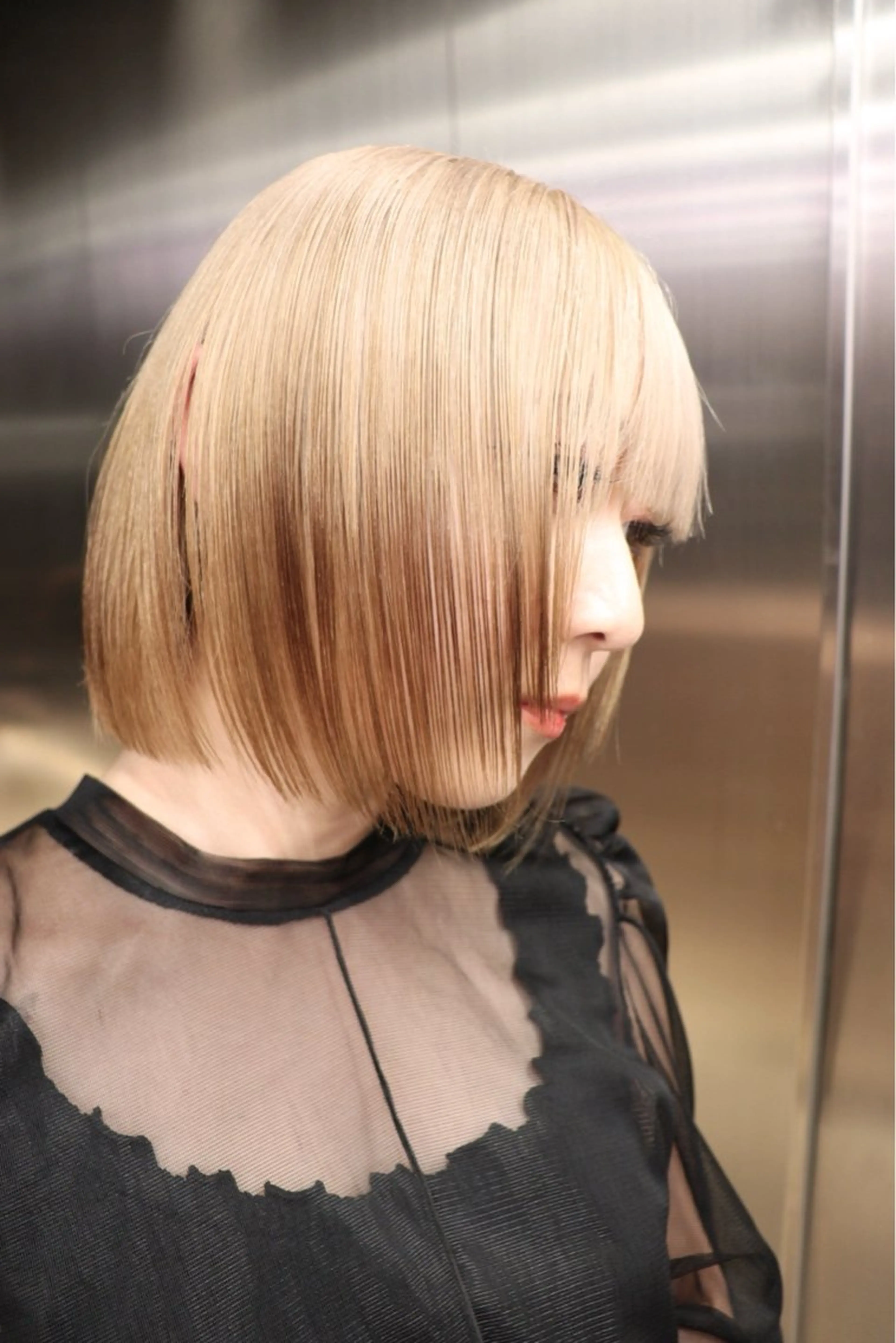 ミディアム レイヤーカット トリートメント ハイトーン/ 縮毛矯正のヘアスタイル