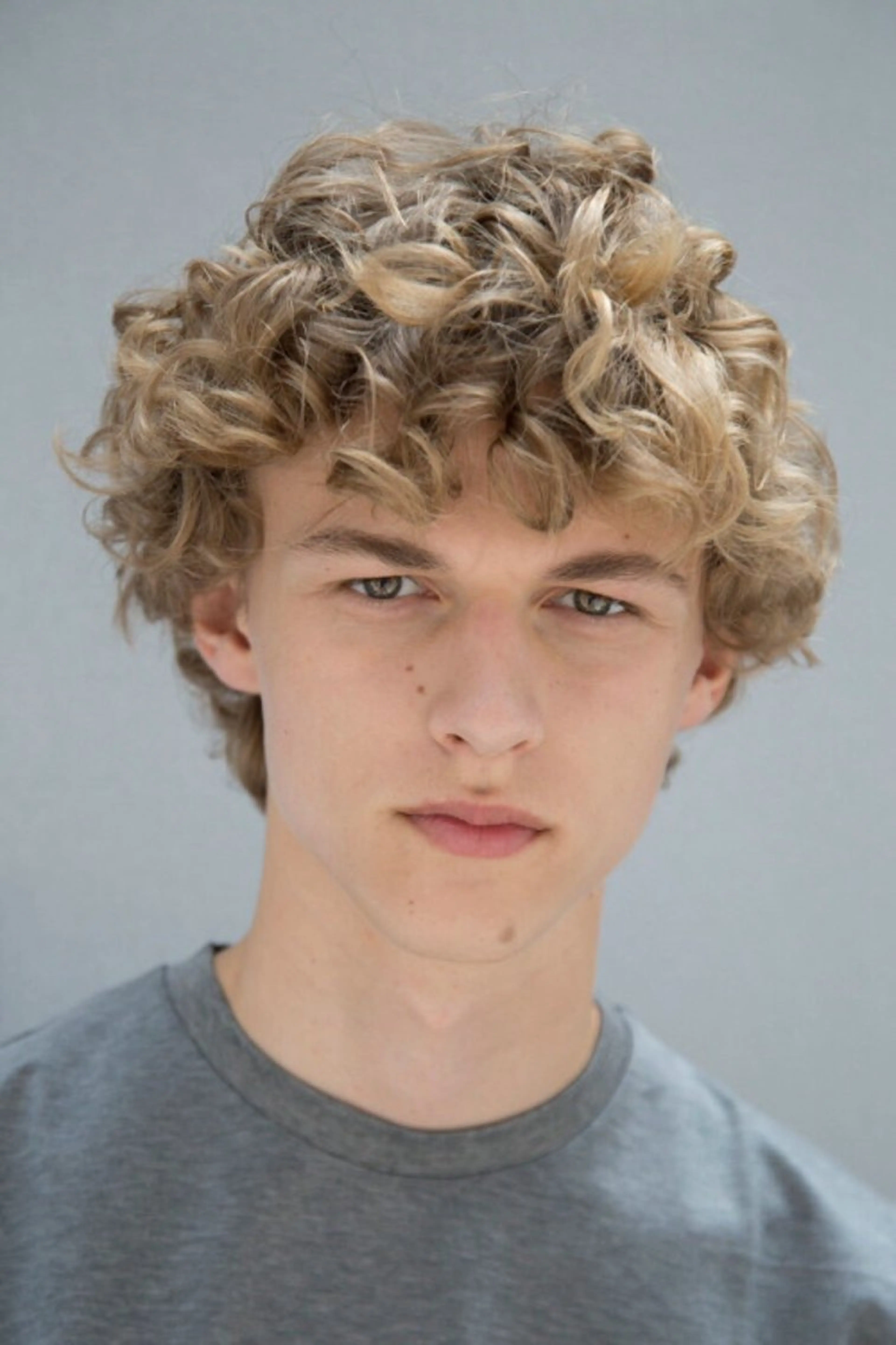 カラー メンズ カット ヘアカラー フェザーパーマ/ スペインカールのヘアスタイル