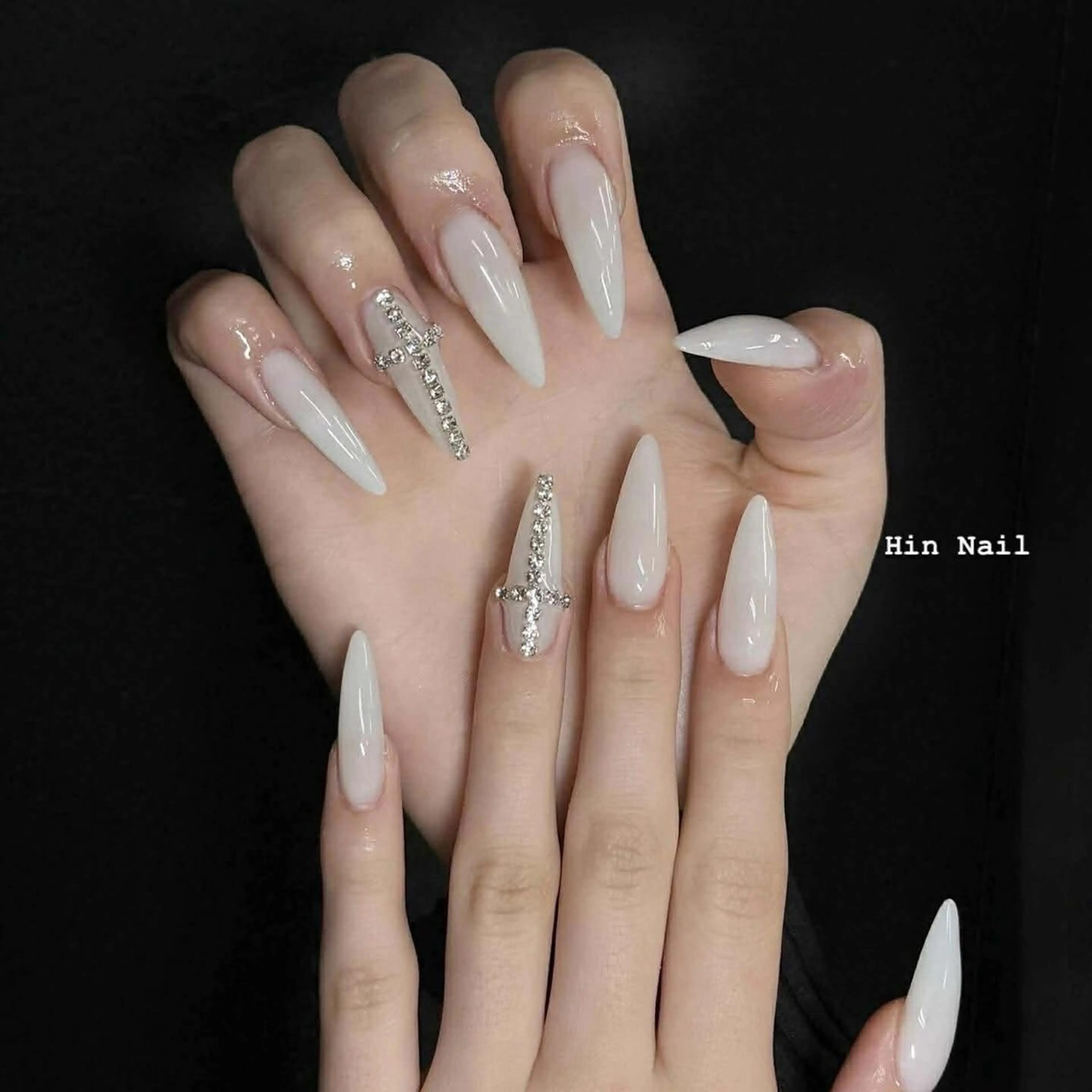 ネイル ボルドー チークネイル フレンチネイル グラデーション キラキラネイル ハンドネイル Hin  Nail所属・Hin Nail Salonのネイルデザイン