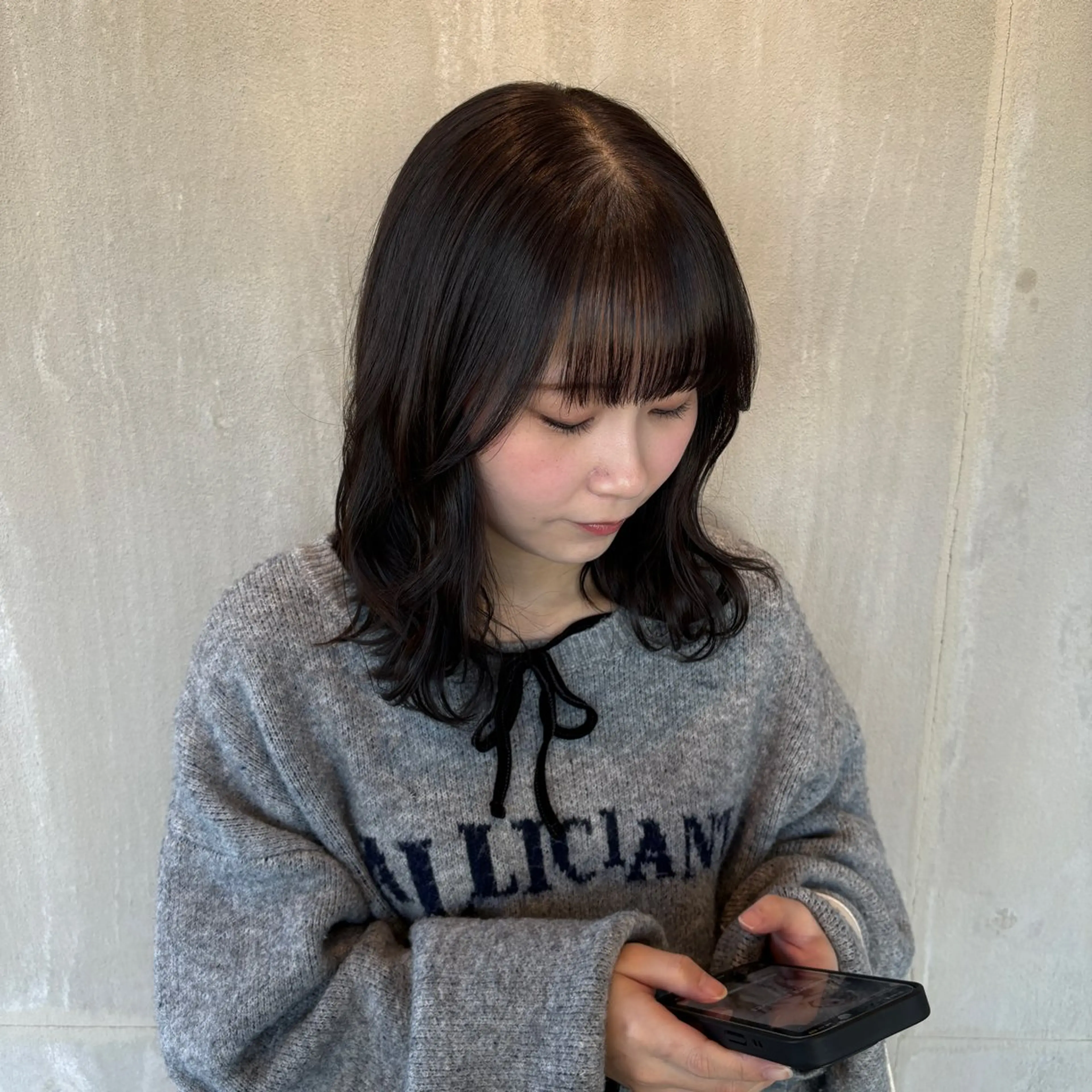 ミディアム カラー グレージュ オリーブグレージュ オリーブグレー 小木曽 里華のヘアスタイル