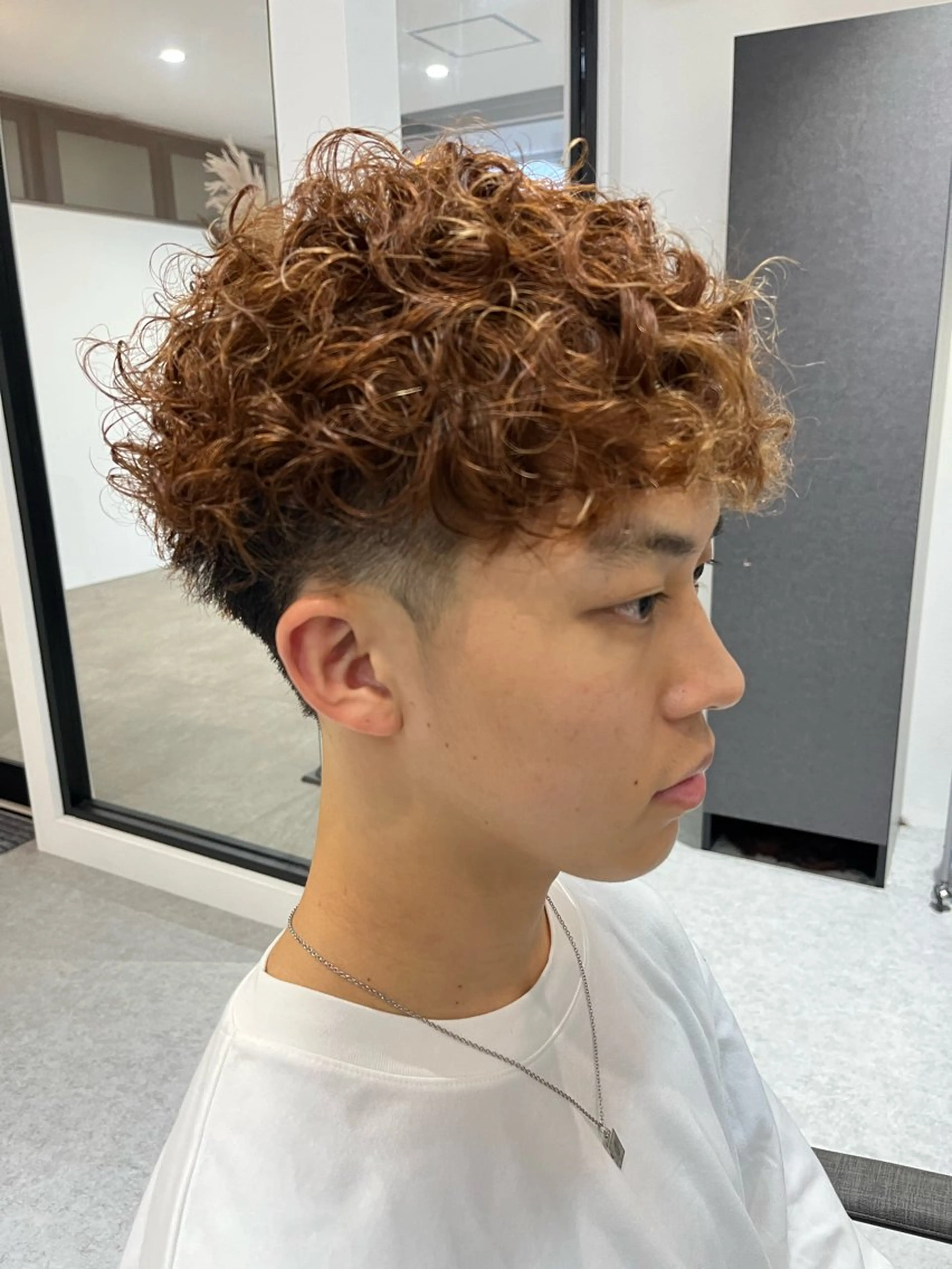 ショート カラー パーマ メンズ メンズハイトーン スペインカール ハイトーンカラー Asher所属・浜松街中/駐車場有 マンツーマン小畑翔平のヘアスタイル