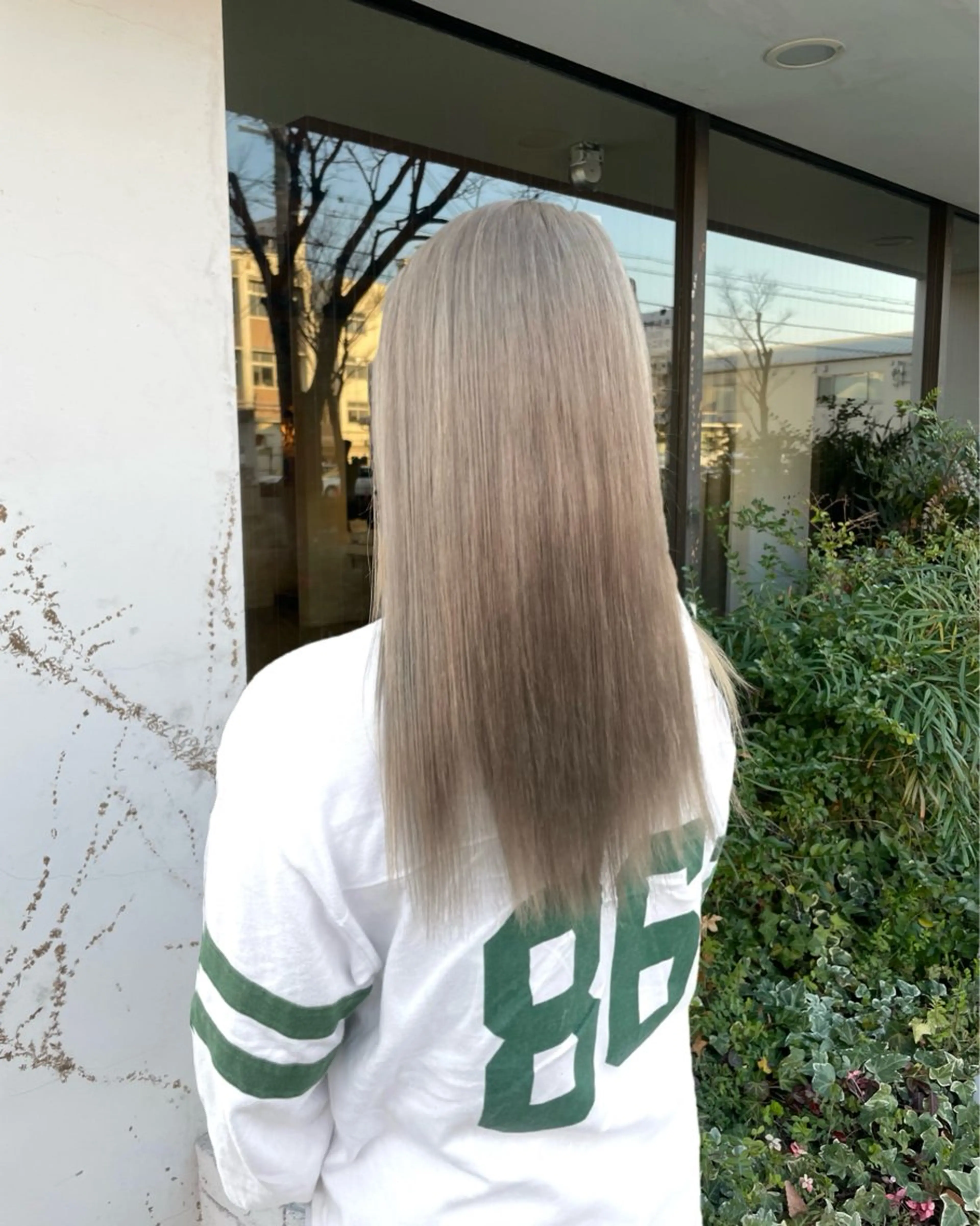 ロング ROZA germe所属・SHIO / ハイトーンカラーのヘアスタイル