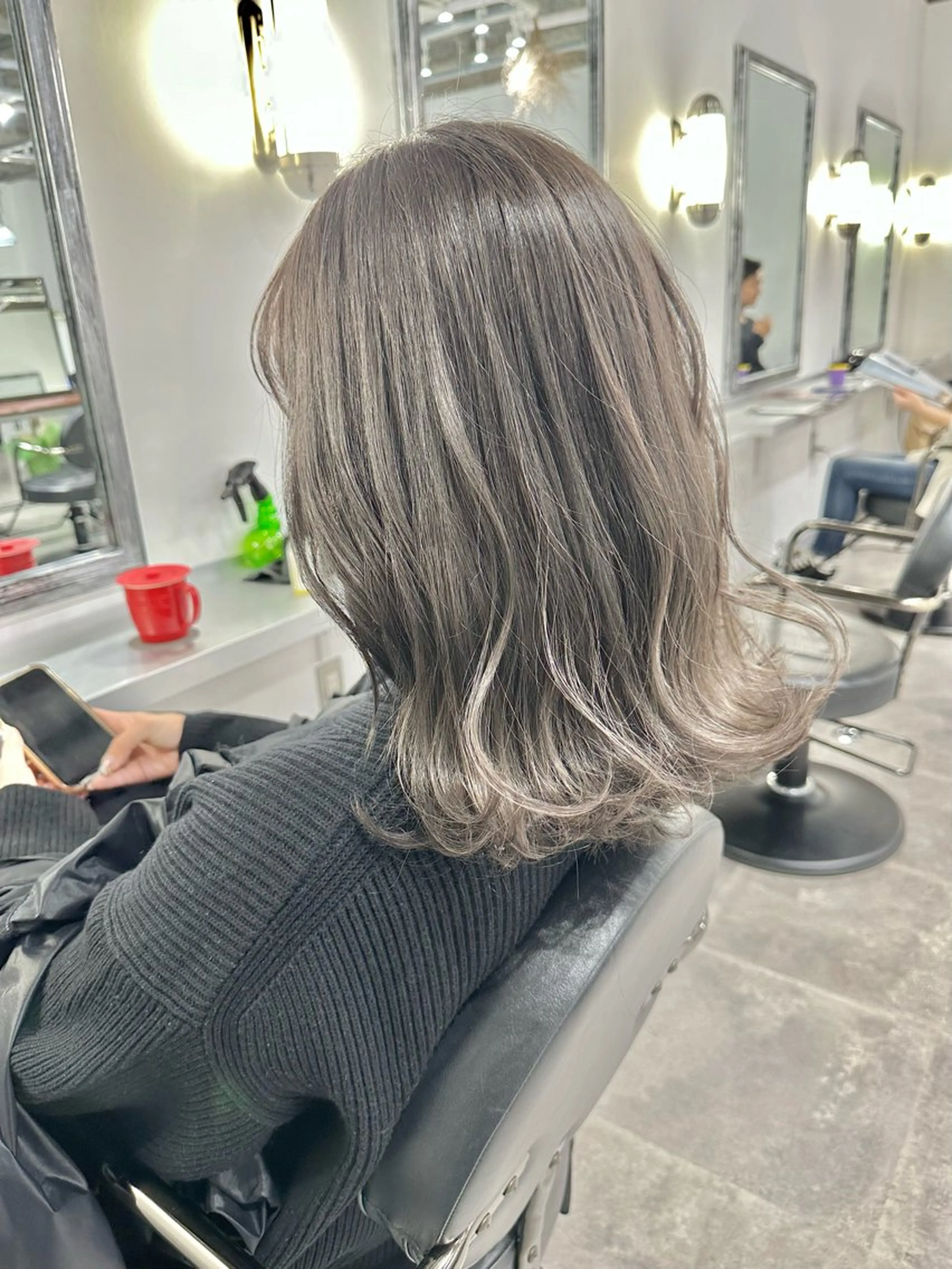 ミディアム カラー ブリーチ グレージュ 篠崎 佑季のヘアスタイル