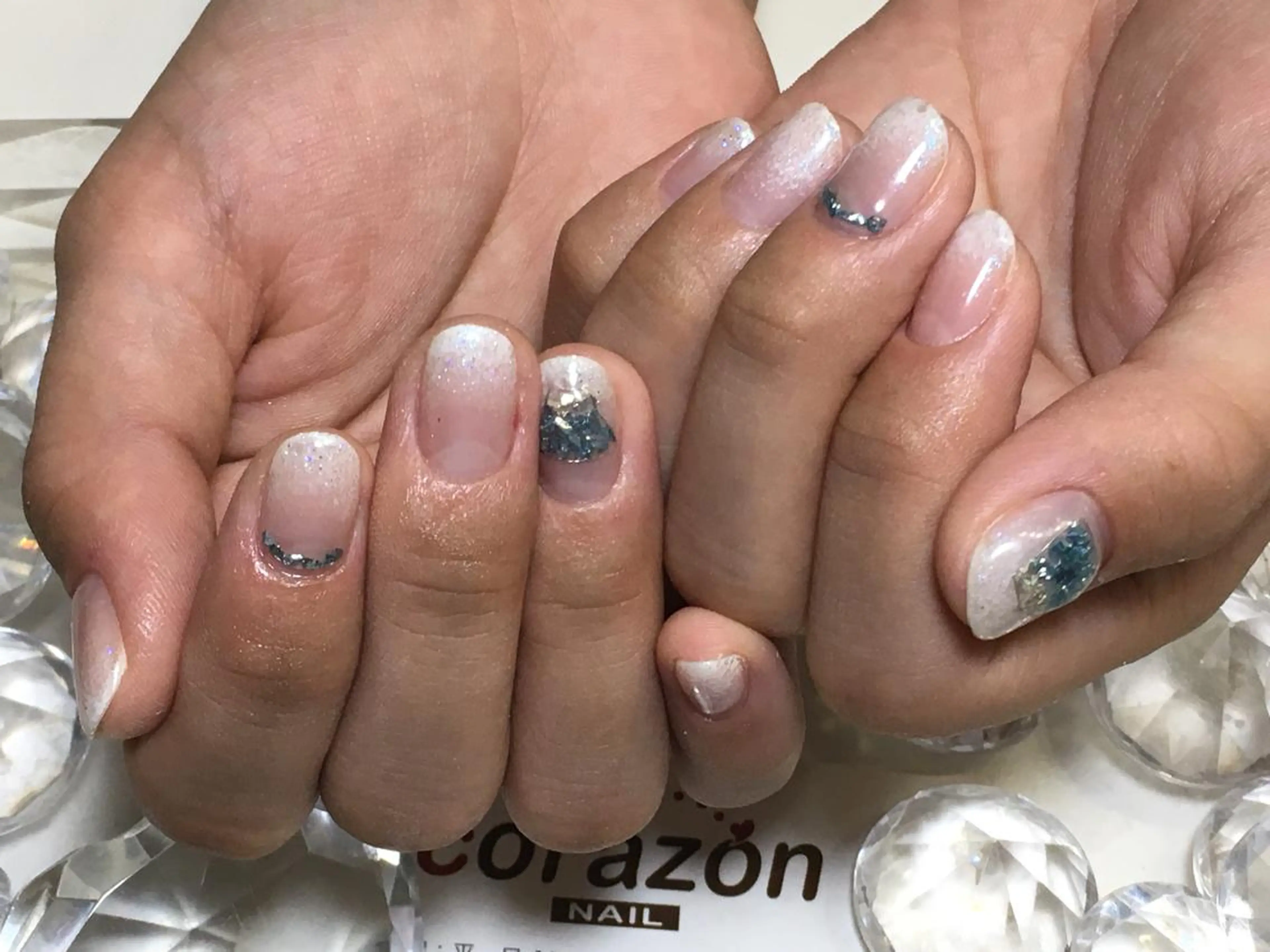 ネイル グラデーション ストーンネイル corazon所属・ネイリスト aicoのネイルデザイン