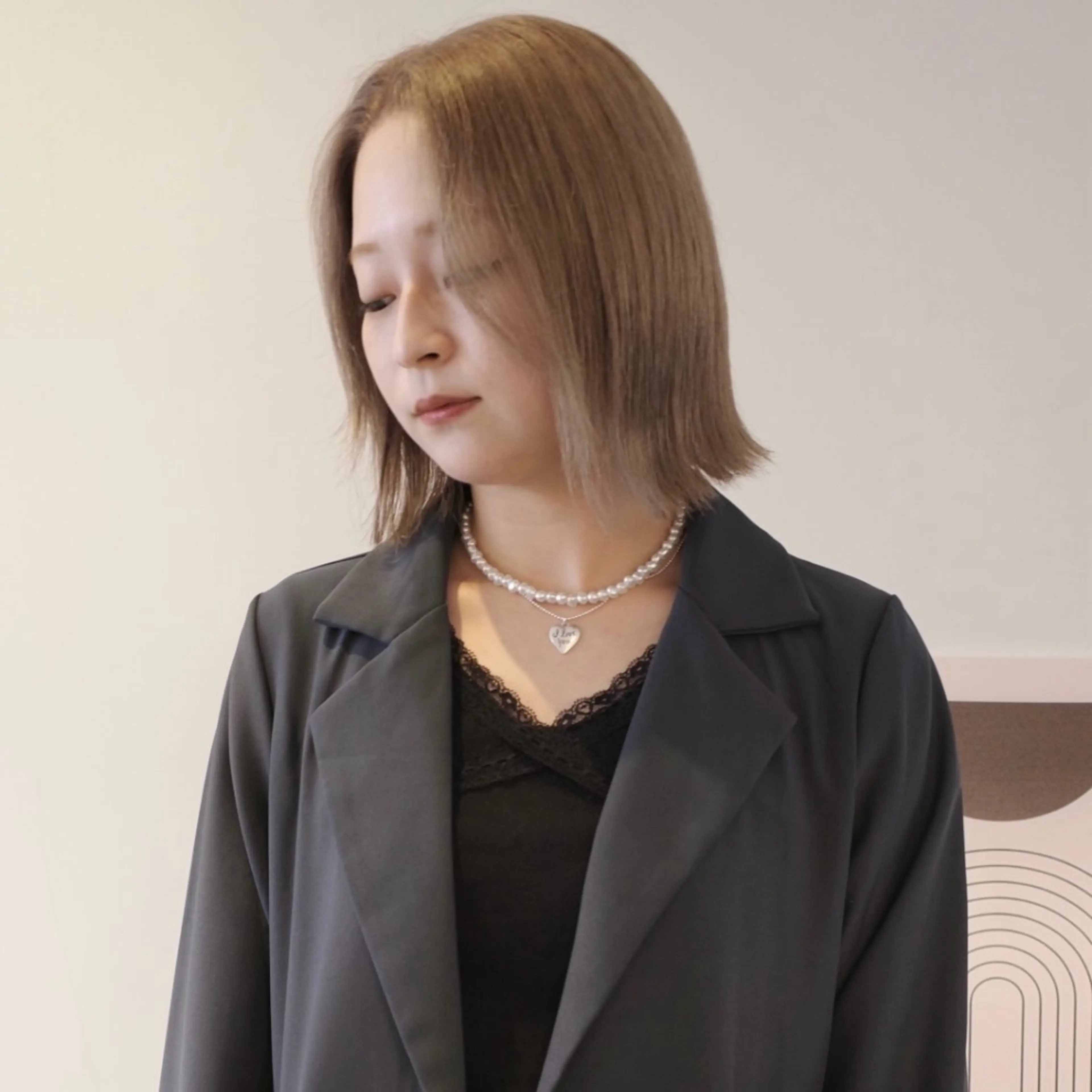 ミディアム カラー ベージュカラー 透明感カラー ハイトーンカラー ボブ 顔まわりレイヤー カット ヘアカラー トリートメント nonoka オリーブ/レイヤーのヘアスタイル