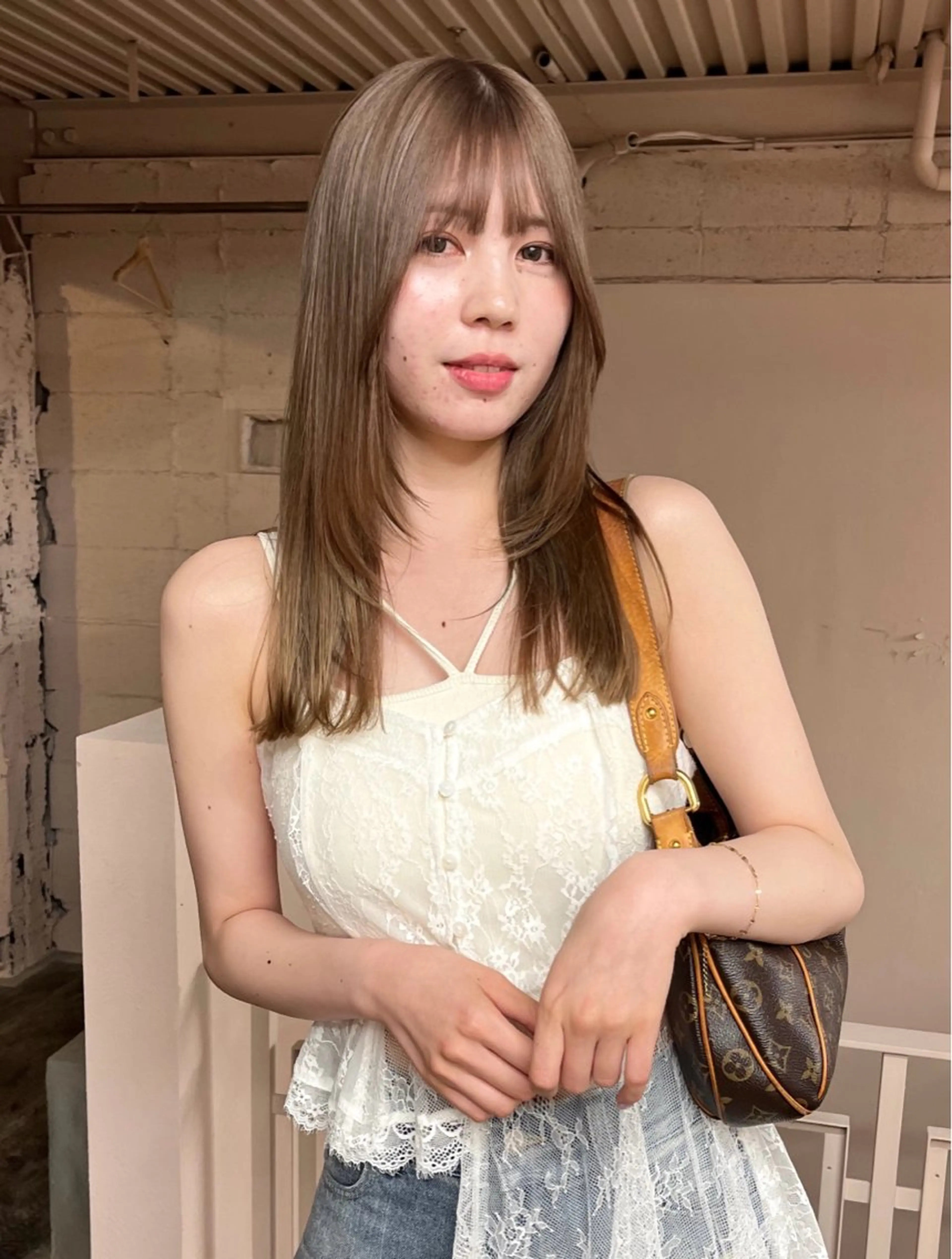 セミロング カラー ベージュカラー ブリーチ ブラウンカラー レイヤーカット カット ヘアカラー トリートメント iru所属・レイヤーカット/ ハイトーン/mikiのヘアスタイル