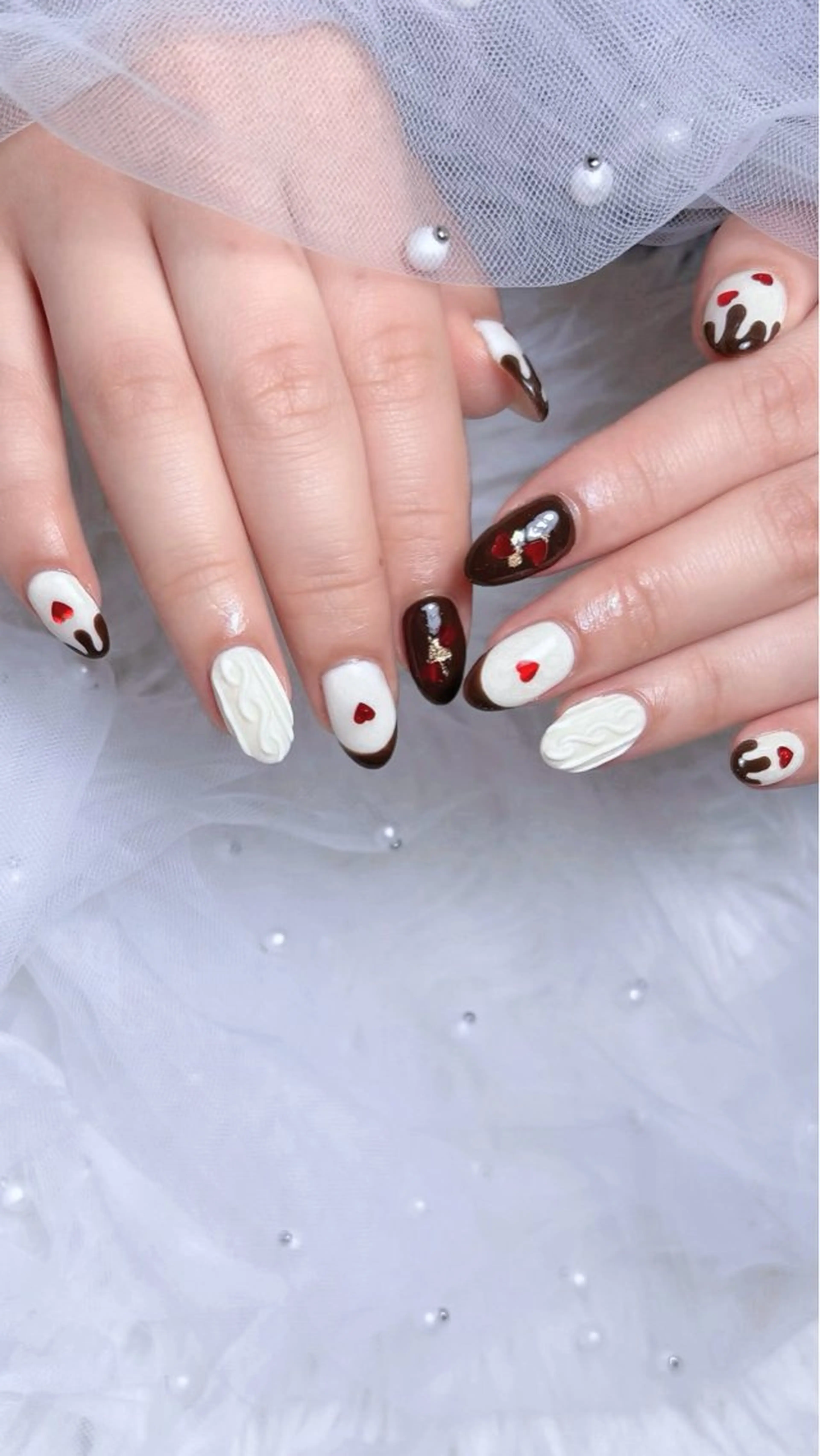 ネイル バレンタイン ハンドネイル 𝑬𝑹𝑰𝑲𝑨 𓂃🎀𓈒𓏸のネイルデザイン