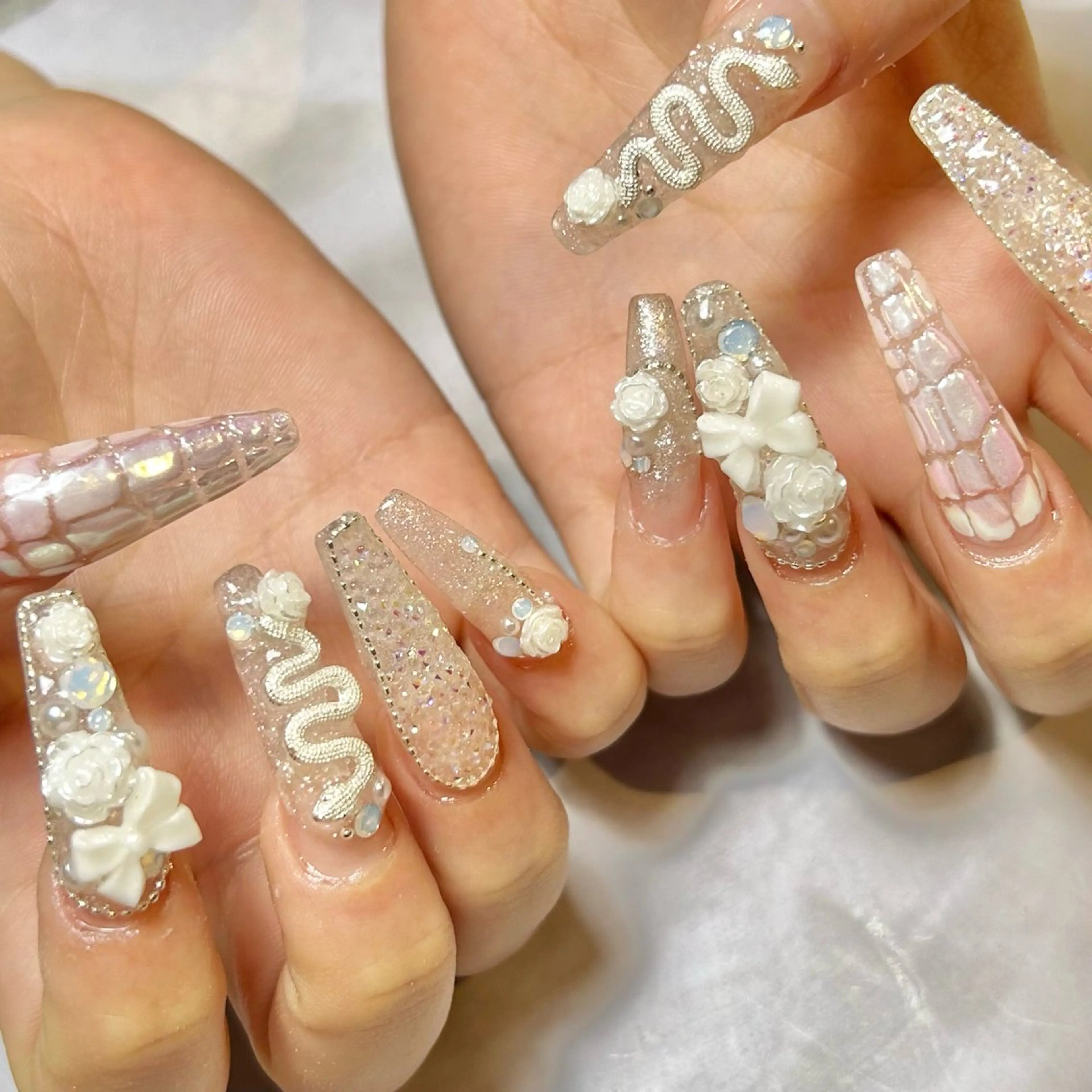 ネイル キラキラネイル 持ち込み ホワイト ハンドネイル Reflection marikoのネイルデザイン