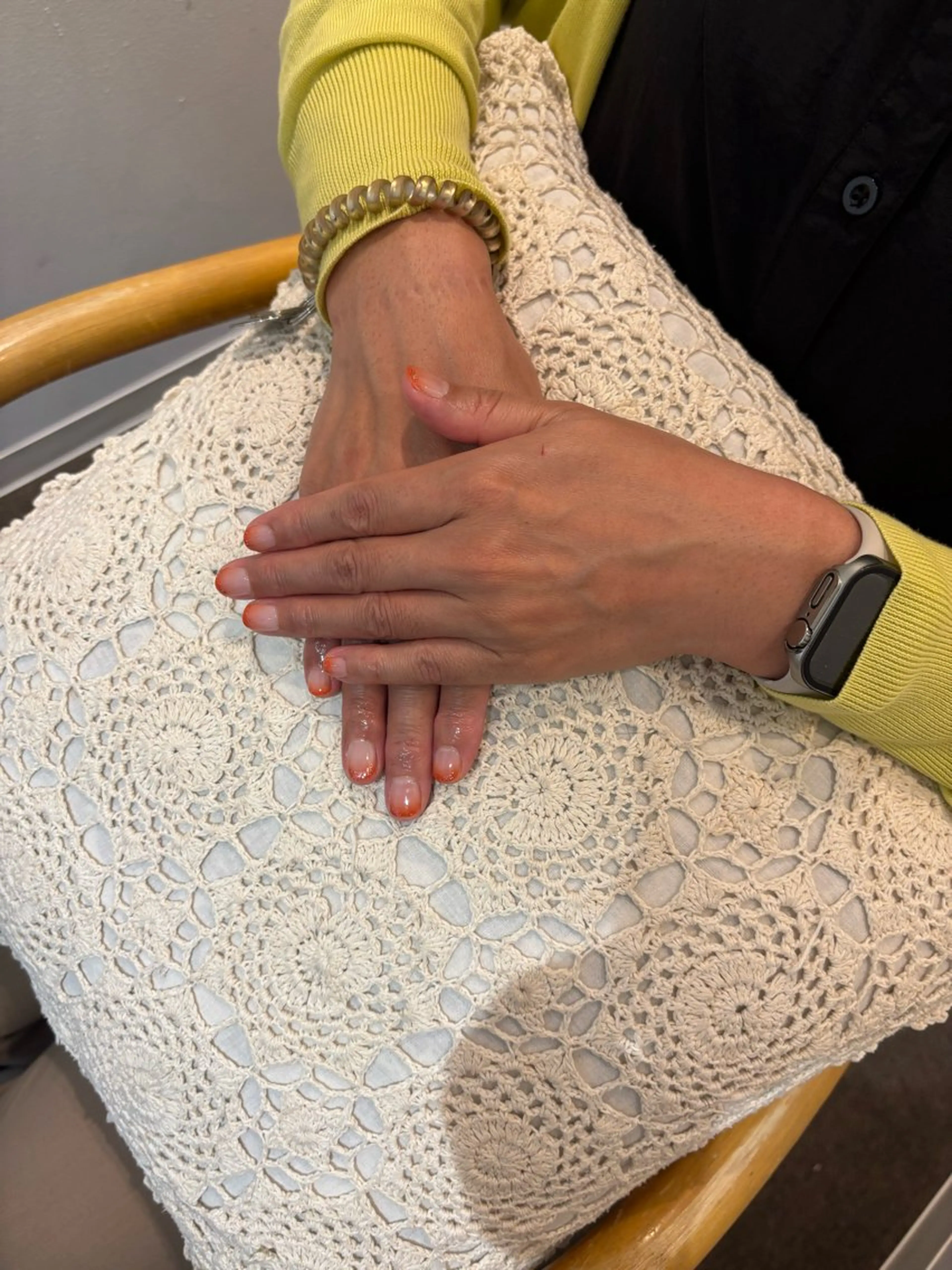 ネイル グラデーション ラメ(グリッター) オレンジ 春ネイル 刈り上げカットモデル 👗SHIZUKAのヘアスタイル