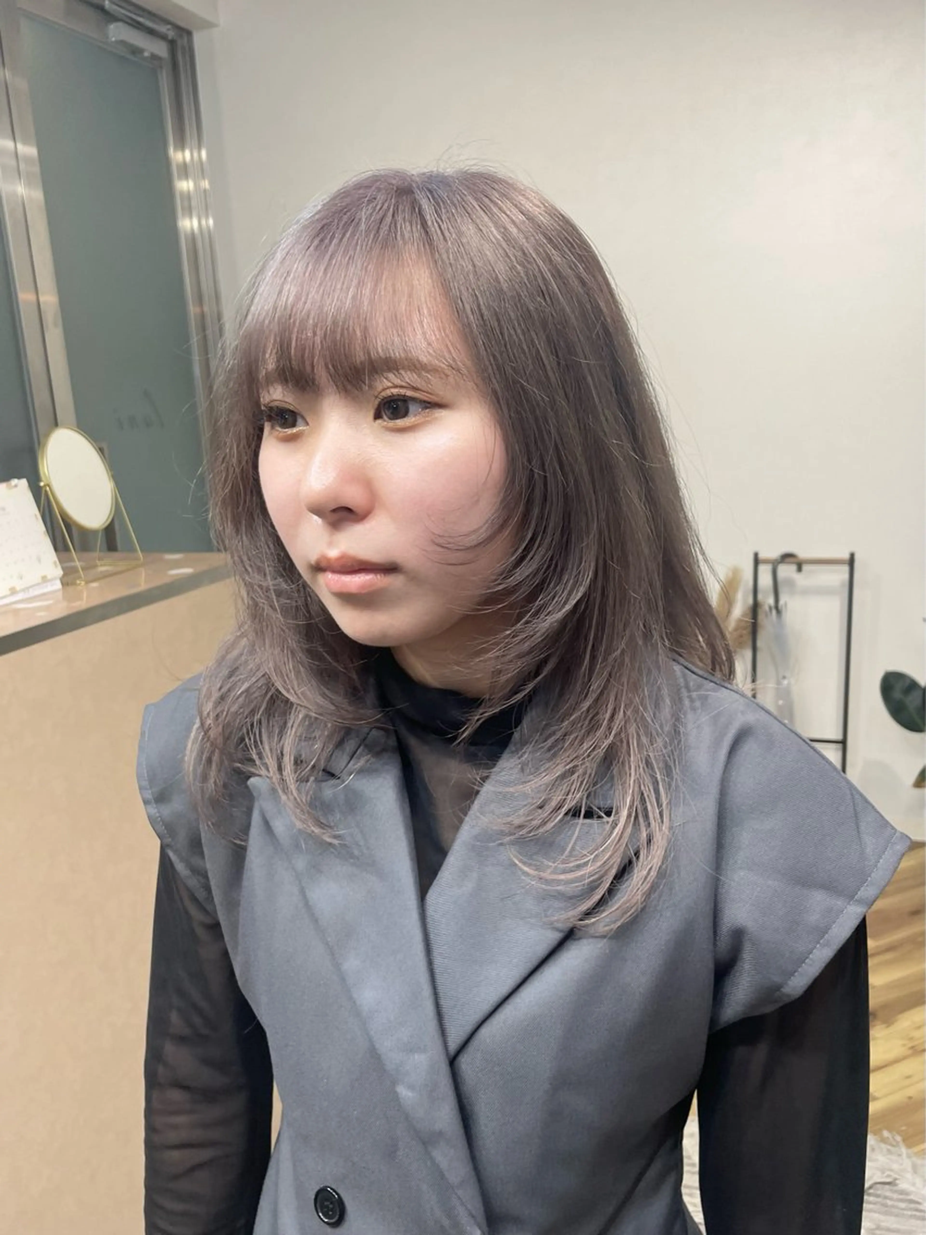 セミロング カラー ベージュカラー シルバー シルバーベージュ lani hair salon所属・SHOTO ハイトー ン/デザインカラーのヘアスタイル