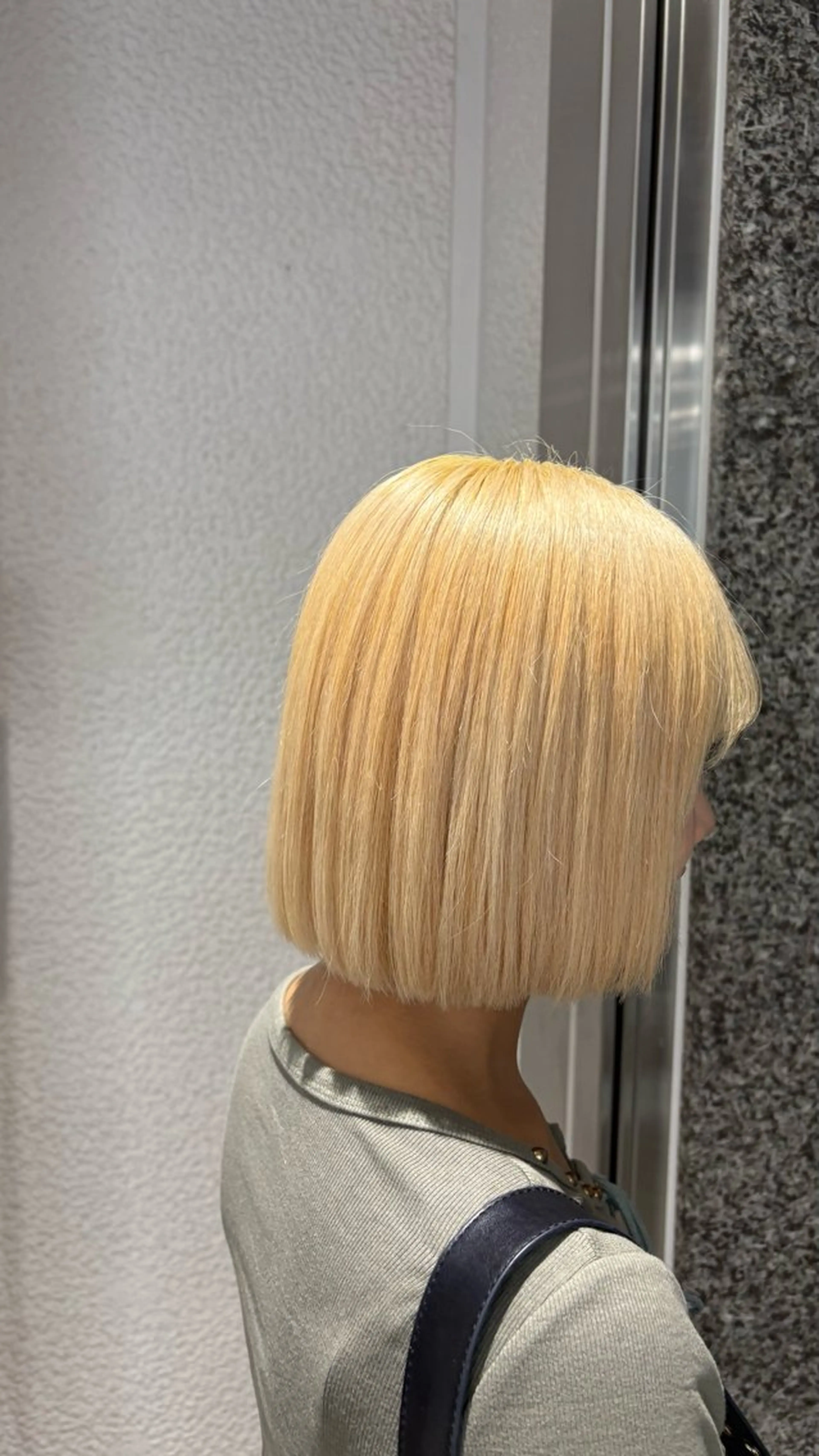 ミディアム カラー 🖤ハイトーン× レイヤー🖤SARAのヘアスタイル