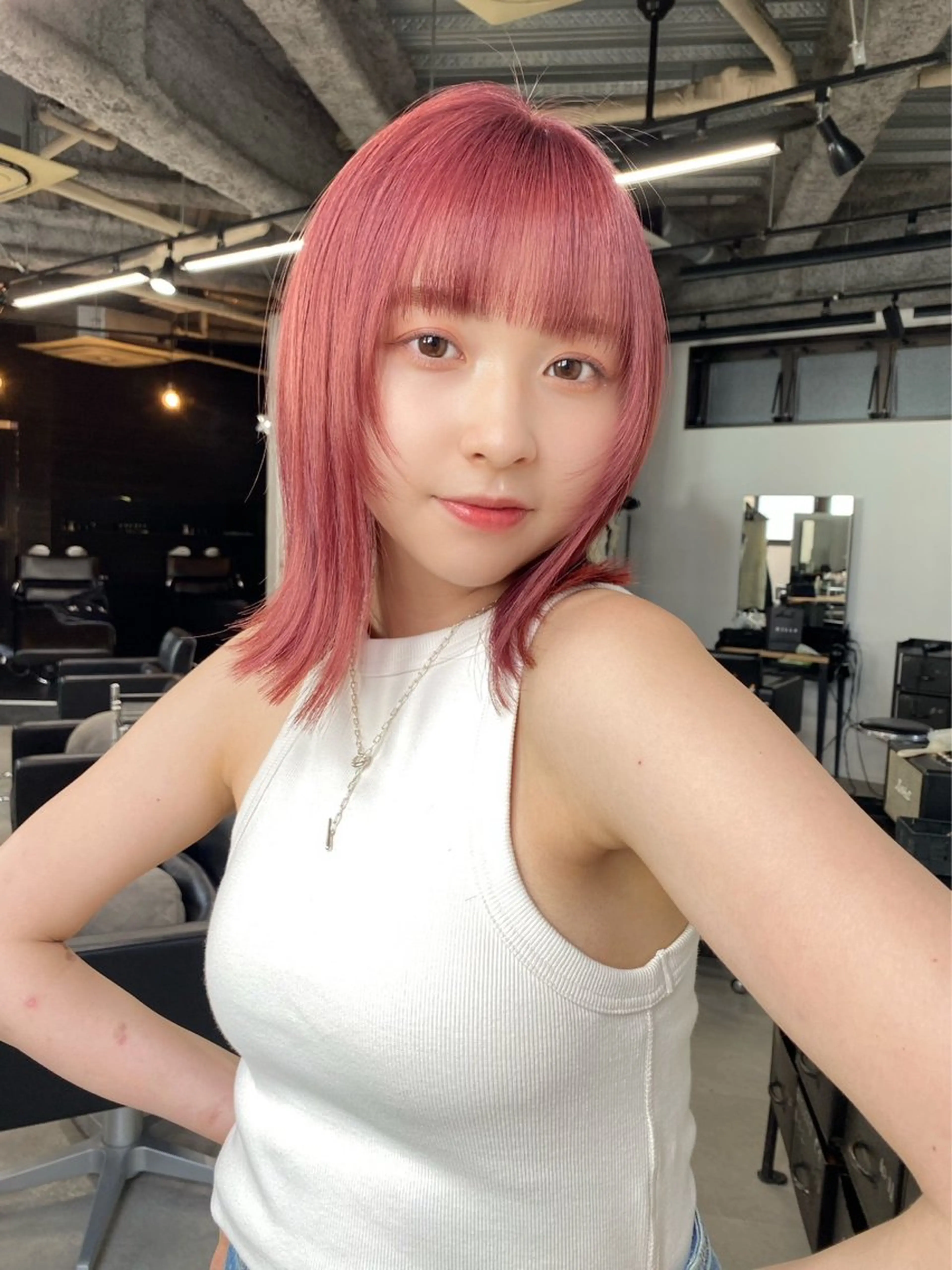 ミディアム カラー ダブルカラー ピンクカラー 顔まわりレイヤー レイヤーカット トリートメント カット ヘアカラー トリートメント RYOSUKE ハイトーンのヘアスタイル