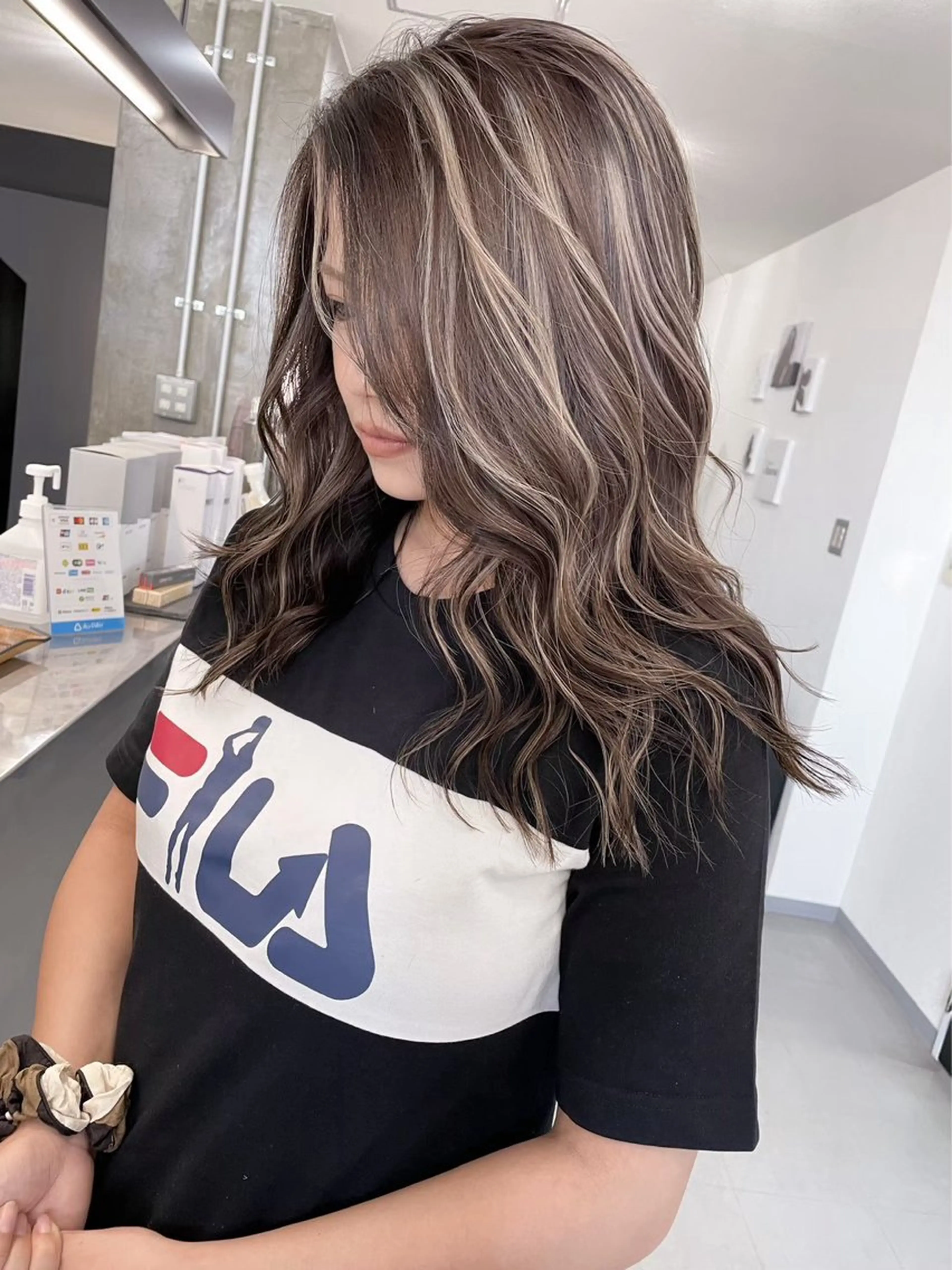 ロング カラー ベージュカラー ブリーチ ハイライトカラー ハイライト 髪質改善SALON MIST+所属・荒金 大翔のヘアスタイル