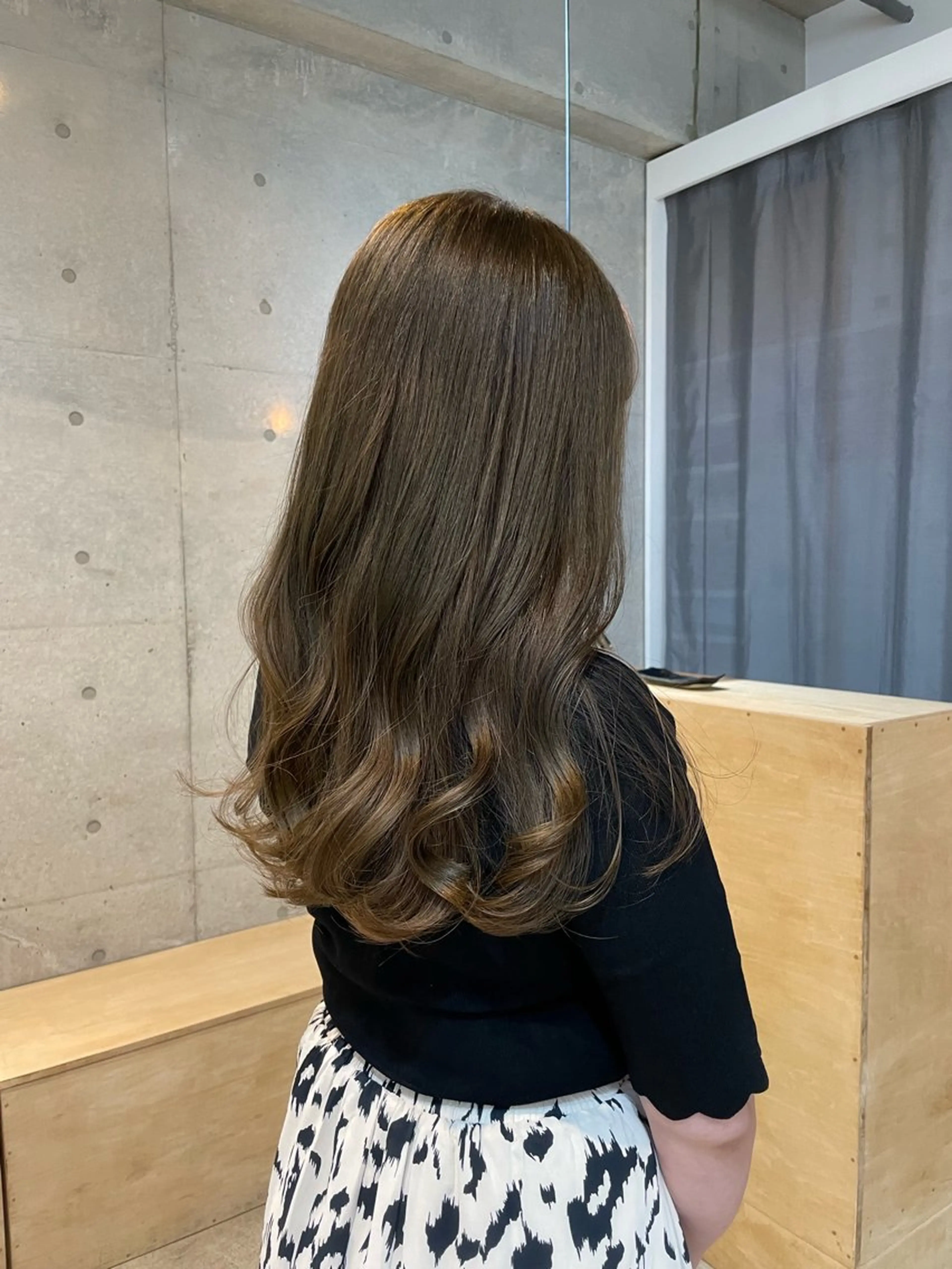 ロング カラー ベージュカラー ブリーチ ダブルカラー ブリーチなしカラー オリーブベージュ カット ヘアカラー トリートメント 【arc】Ruri コテ巻き風パーマのヘアスタイル