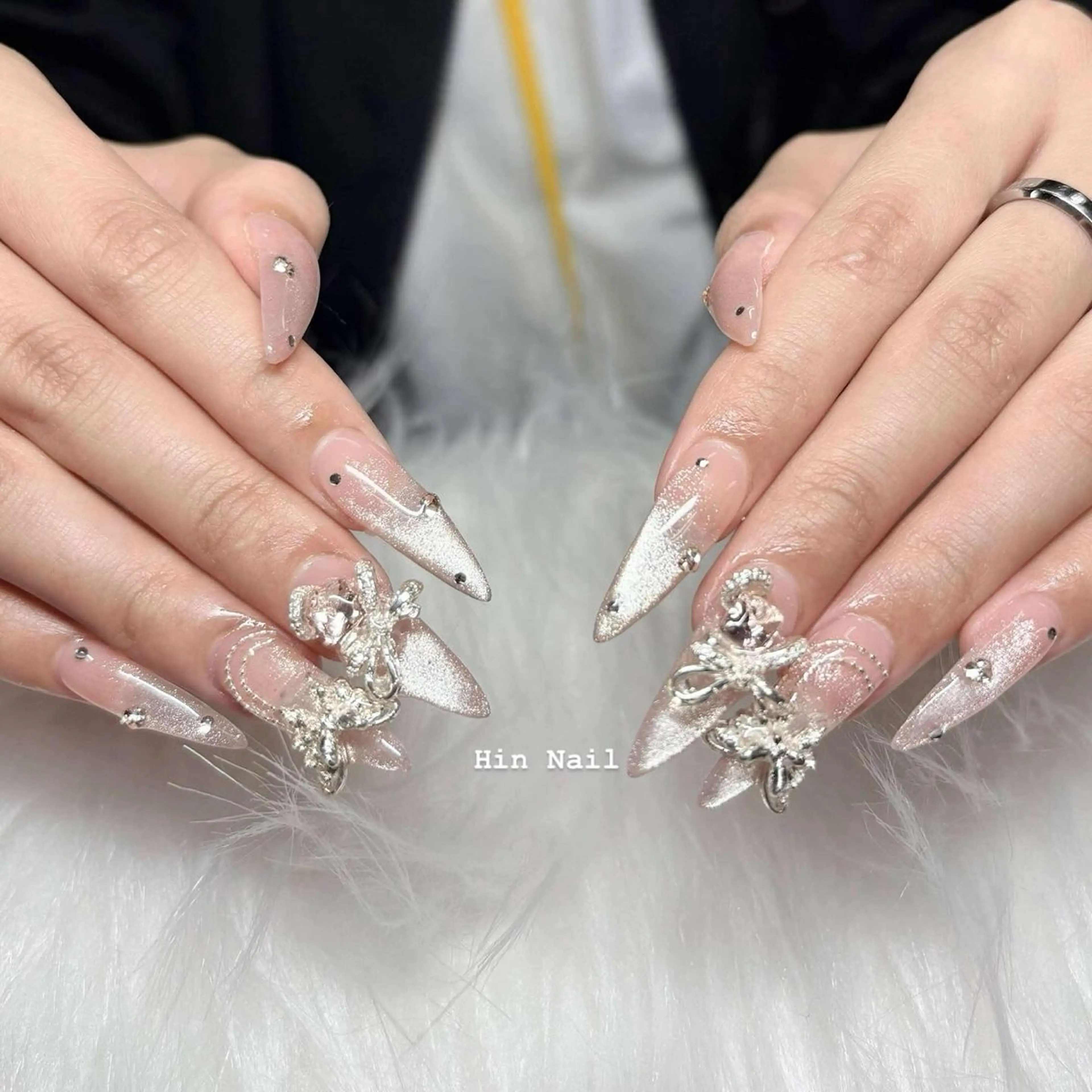 ネイル ボルドー チークネイル フレンチネイル グラデーション キラキラネイル HIN NAILのネイルデザイン