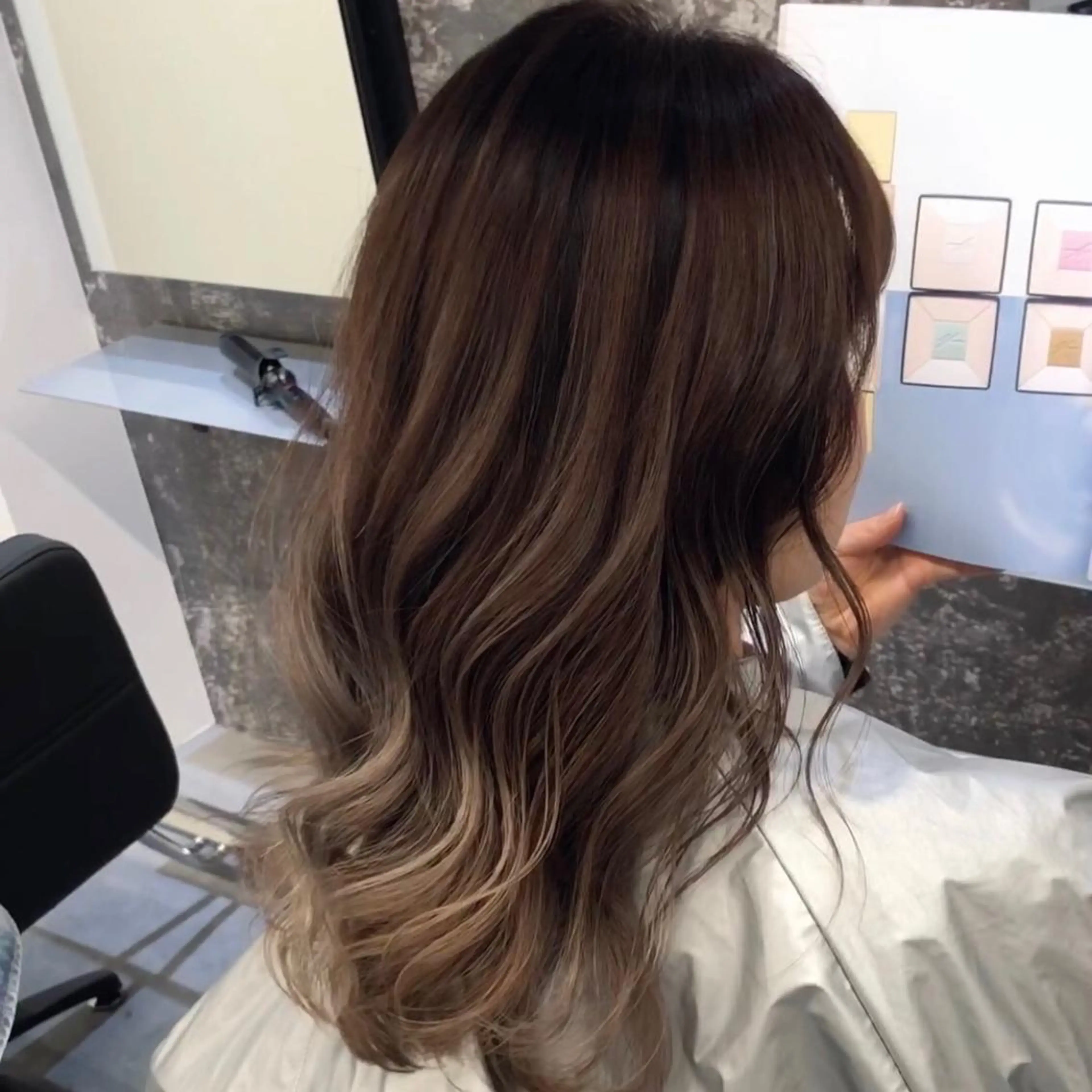 ミディアム カラー ヘアアレンジ シールエクステ バレイヤージュ デザインカラー ハイライトカラー エクステ アンドウ ユウ/ レイヤーカット/韓国のヘアスタイル