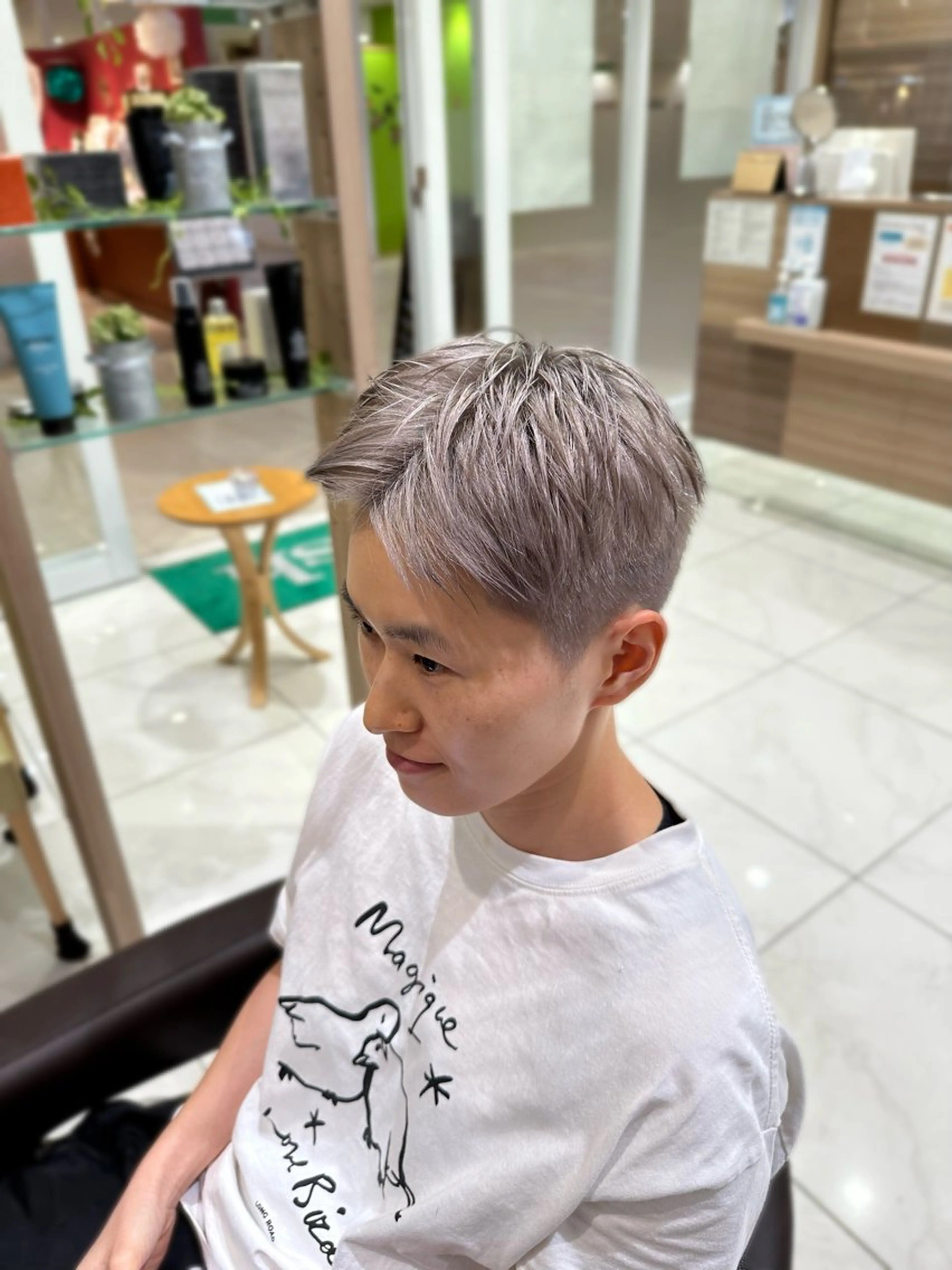 ショート カラー メンズ ベージュカラー シルバー シルバーベージュ カット ヘアカラー 渡邉 理央のヘアスタイル