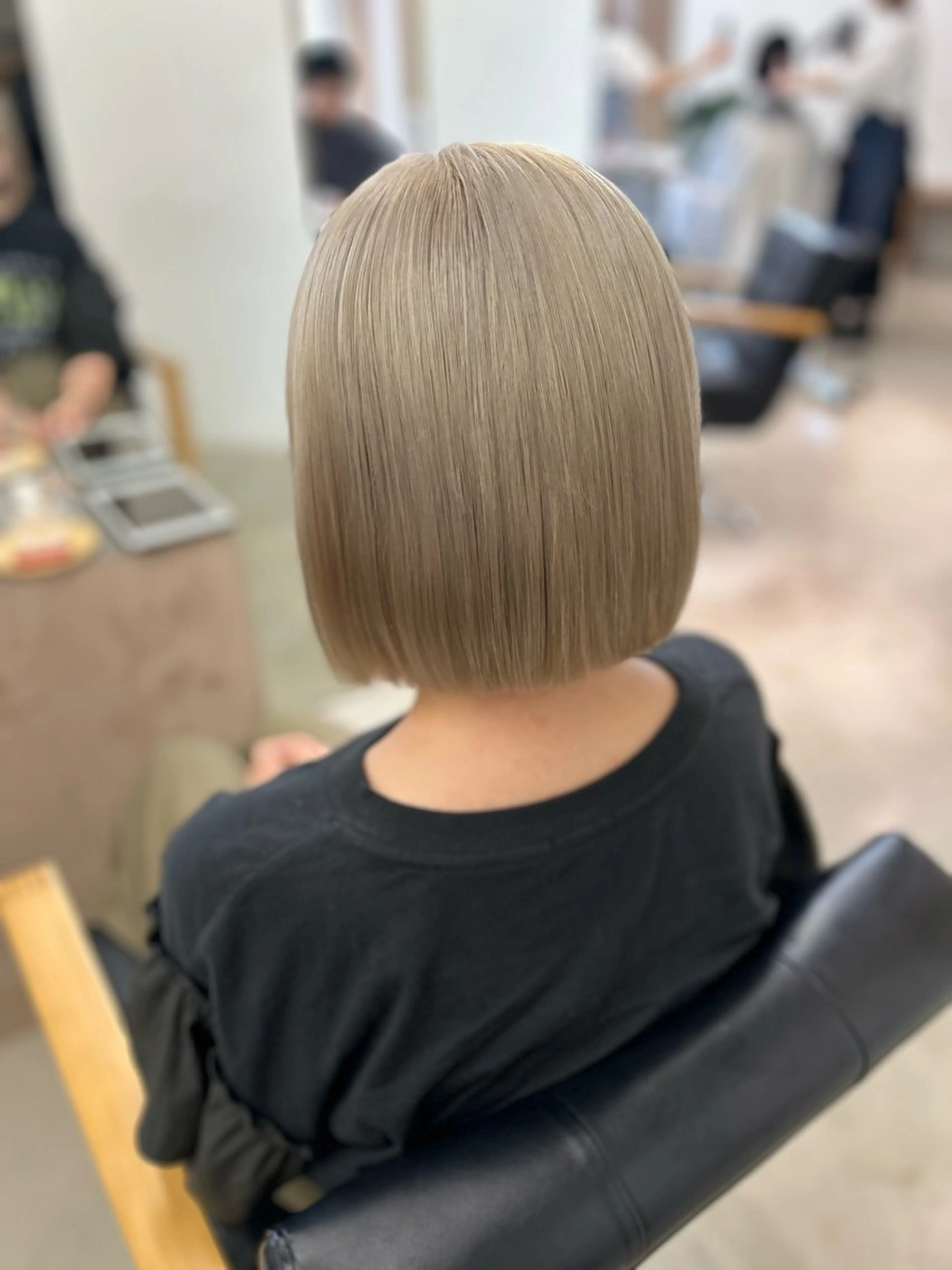 ショート カラー 切りっぱなしボブ ベージュカラー ブリーチ ミルクティーベージュ ホワイトベージュ ヘアカラー noa  🦋 ブリーチ/暖色のヘアスタイル