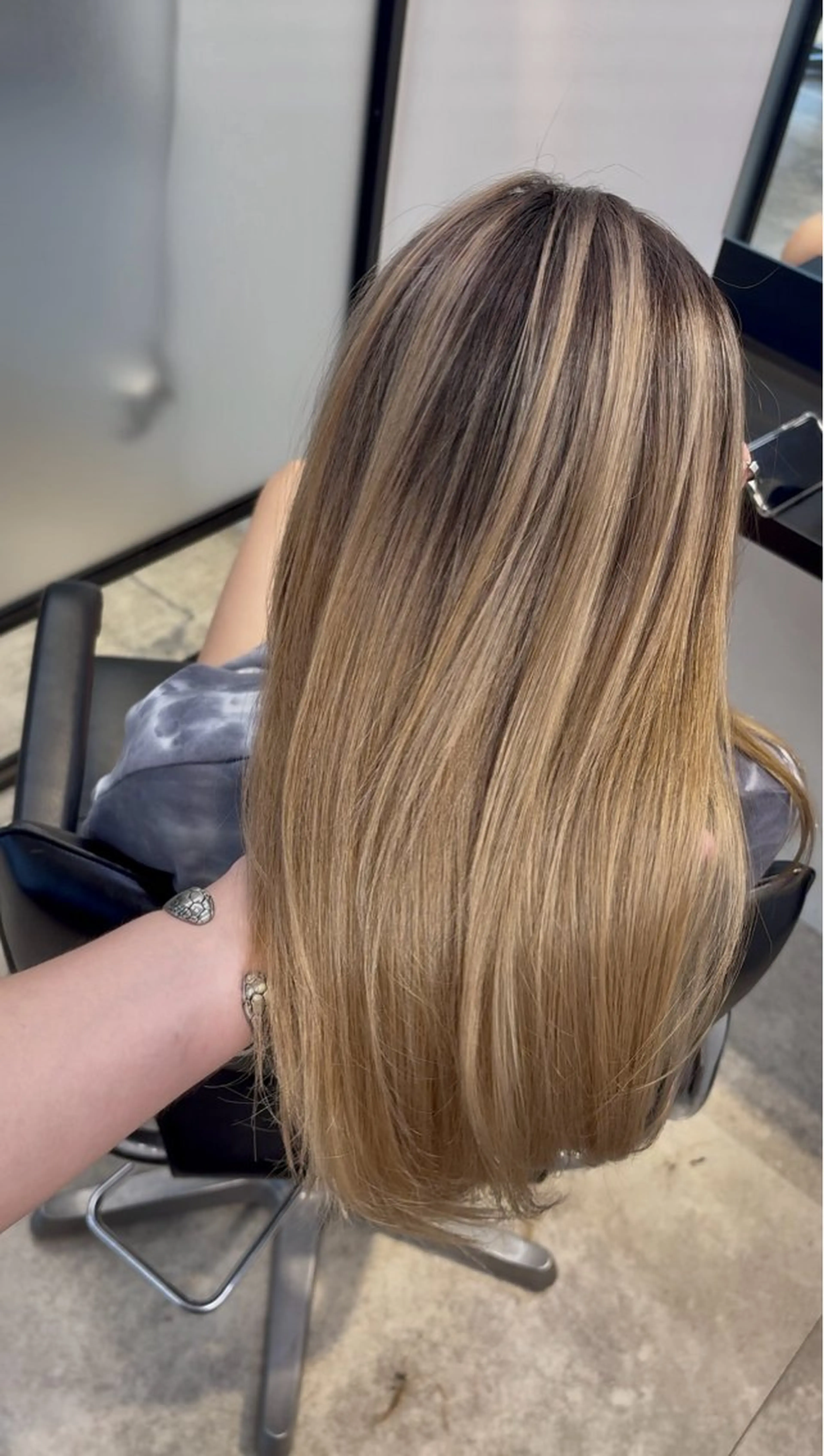 セミロング カラー 及川シゲル 髪質改善講師のヘアスタイル