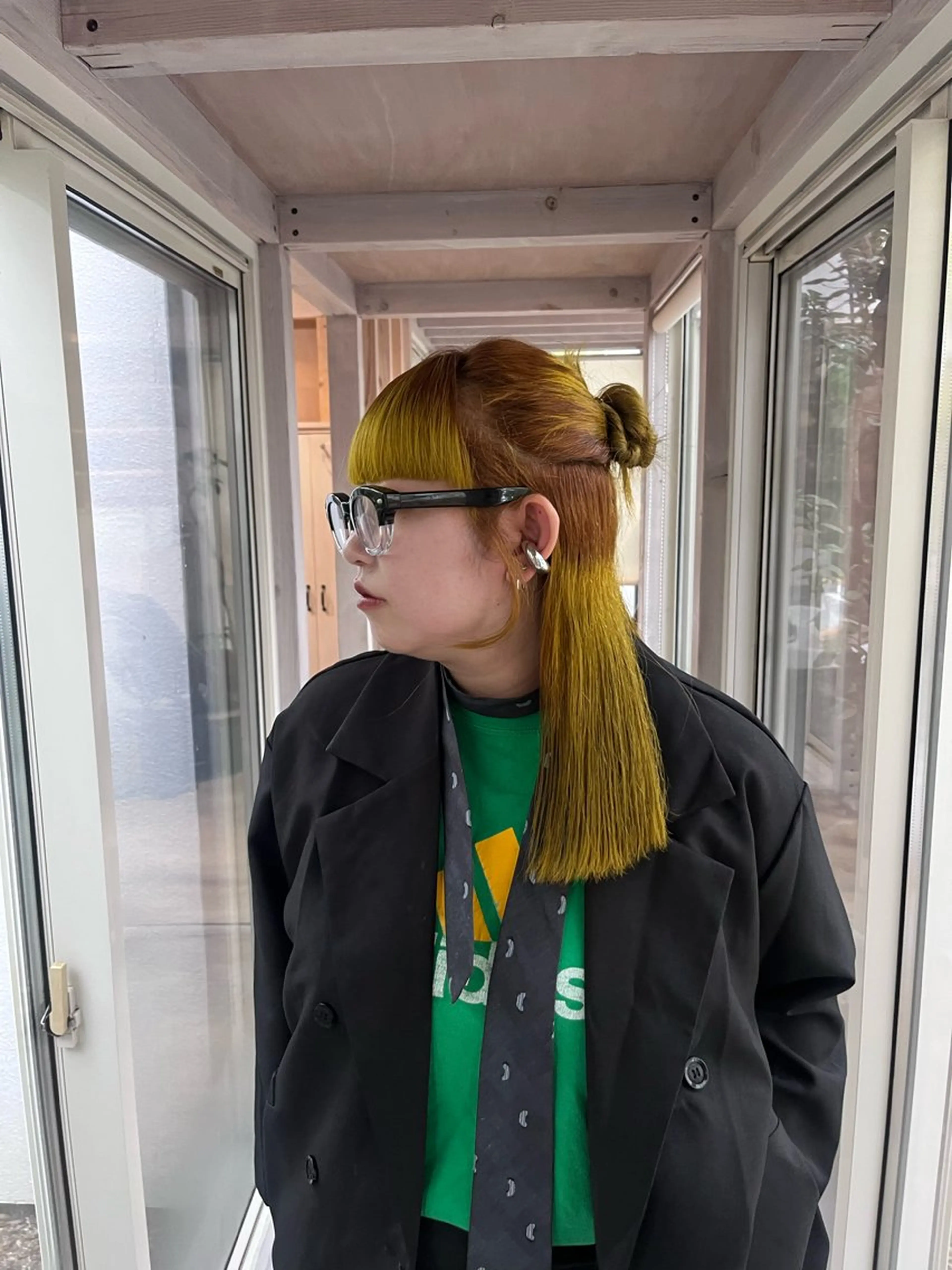 ミディアム カラー ブリーチ デザインカラー Nino hair garden所属・実生miu 個性派ハイトーンのヘアスタイル