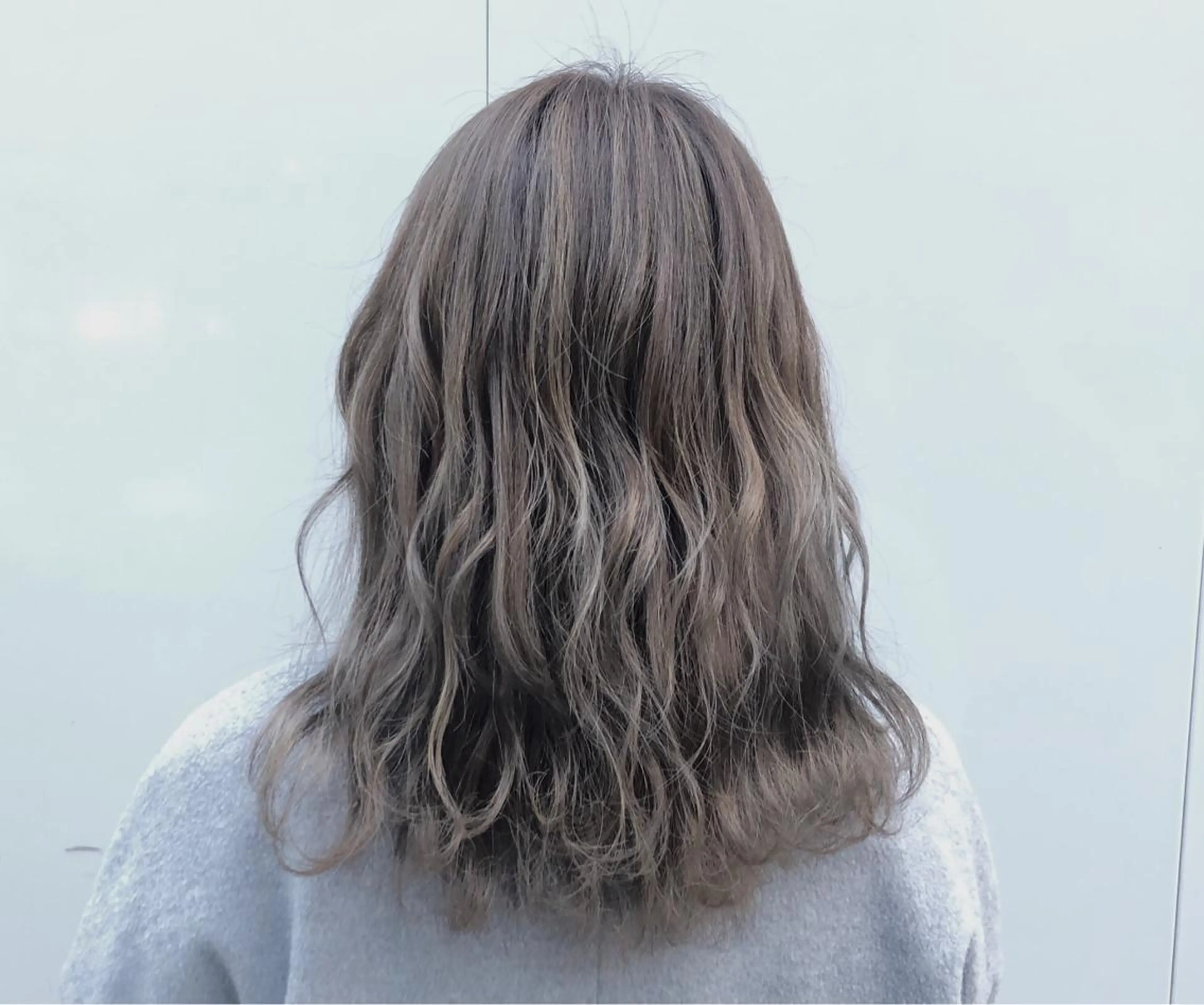 ミディアム カラー グレージュ ハイライトカラー ハイライト 🌈髪質改善カラーの 🌈坂本侑樹のヘアスタイル