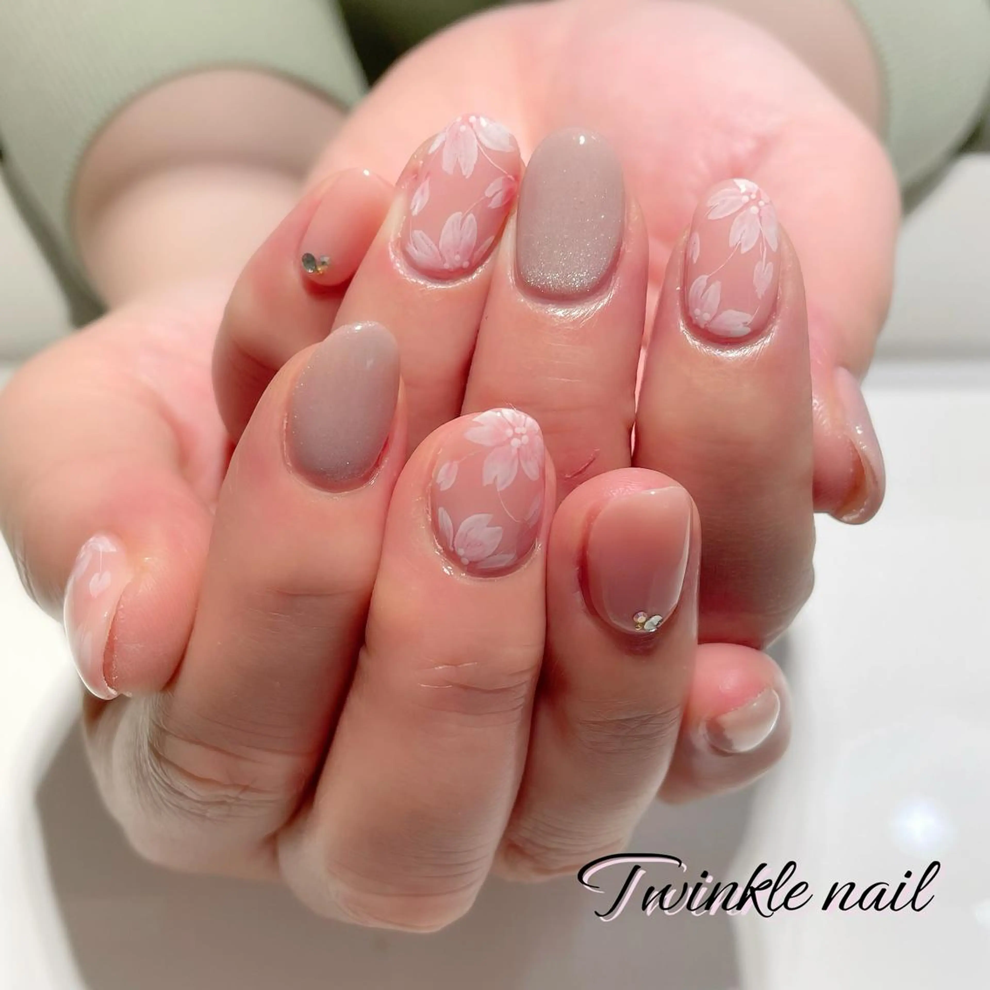 ネイル ハンドネイル ハンドケア 中井 綾香の眉毛・アイブロウイメージ