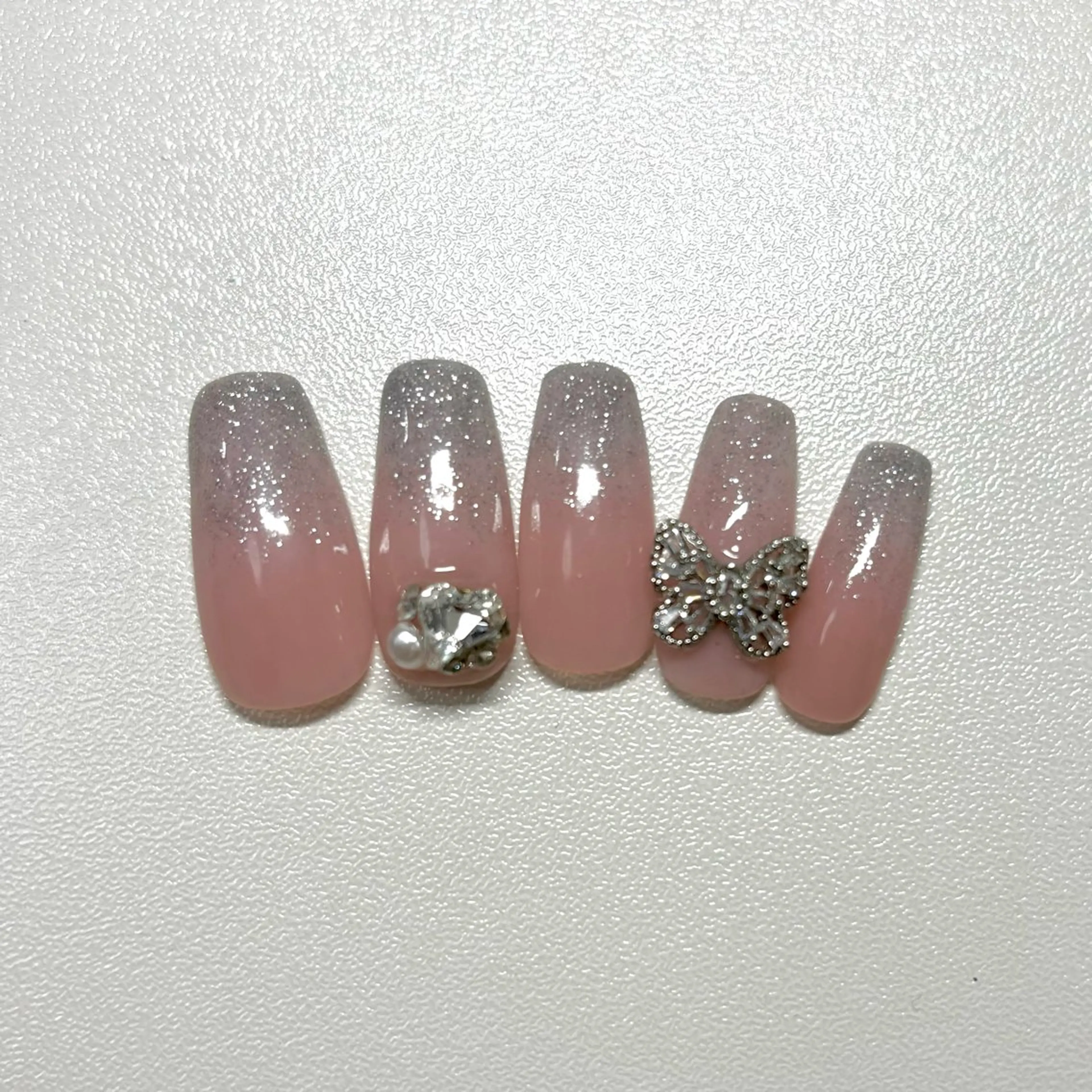 💛期間限定💛ヌーディーピンク×シルバーラメのグラデーションにVカットmixパーツと蝶々のパーツを追加してみました🦋の写真