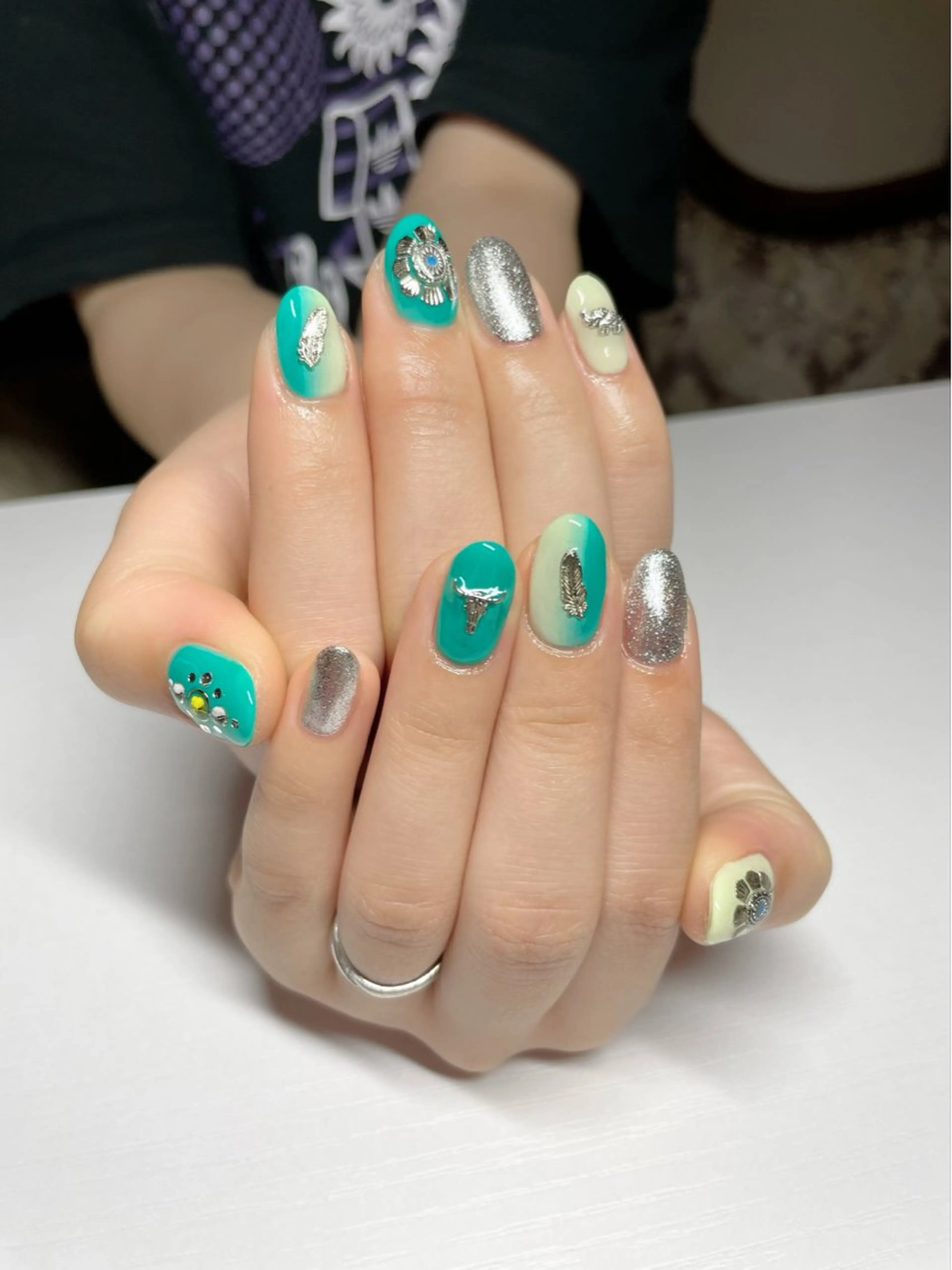 ミディアム え まのネイルデザイン