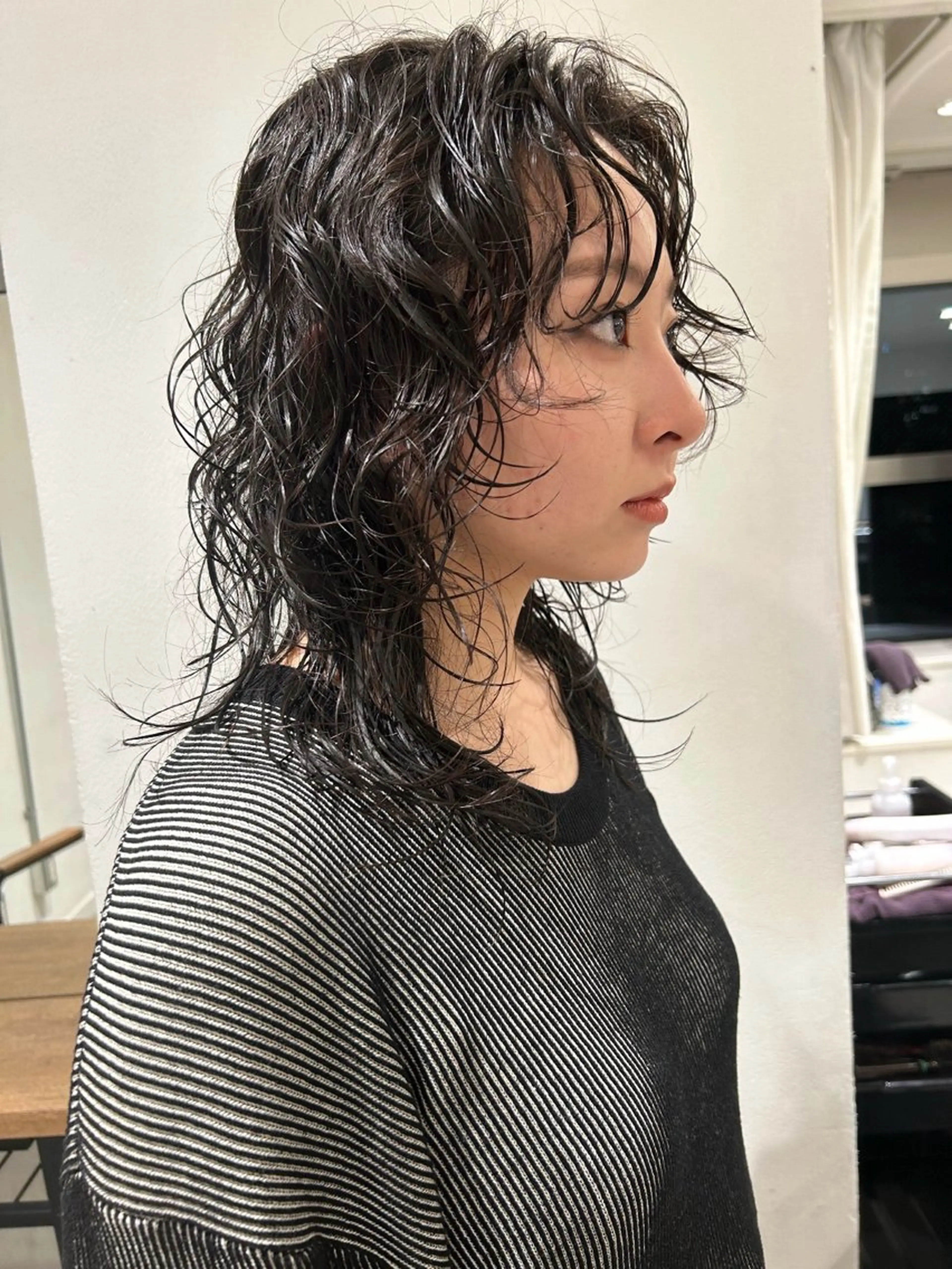 セミロング パーマ セミロングパーマ レイヤーカット カット パーマ トリートメント Loom.所属・村上雅人 ナチュラルモードのヘアスタイル