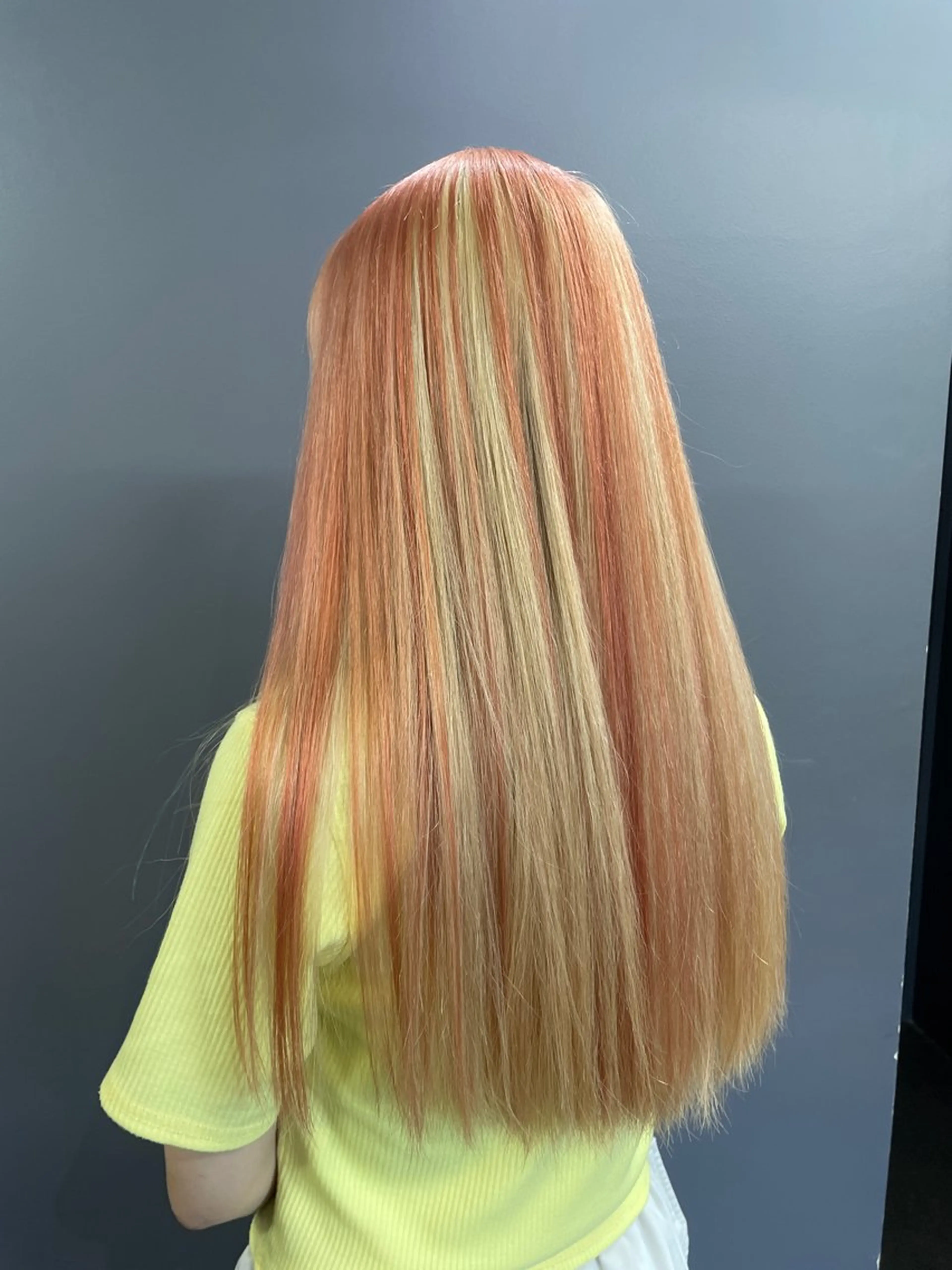 ロング カラー デザインカラー インナーカラー オレンジ イエローカラー TETE所属・chloe 【クロエ】のヘアスタイル