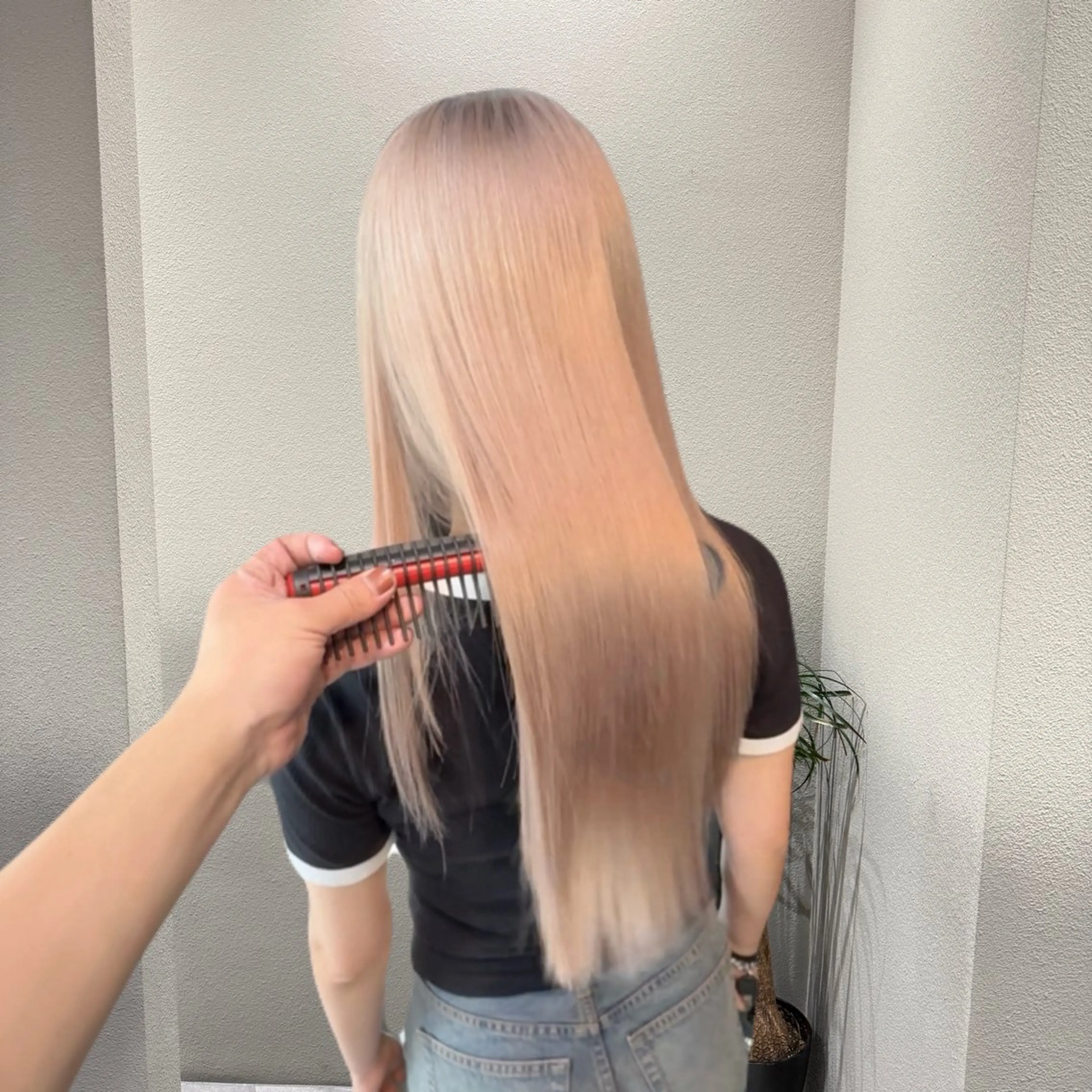 ミディアム カラー ベージュカラー ブリーチ ケアブリーチ ハイトーンカラー ミルクティーベージュ ヘアカラー トリートメント ヘアセット ✨ブリーチ支持No1 複雑履歴修正/舘岡のヘアスタイル