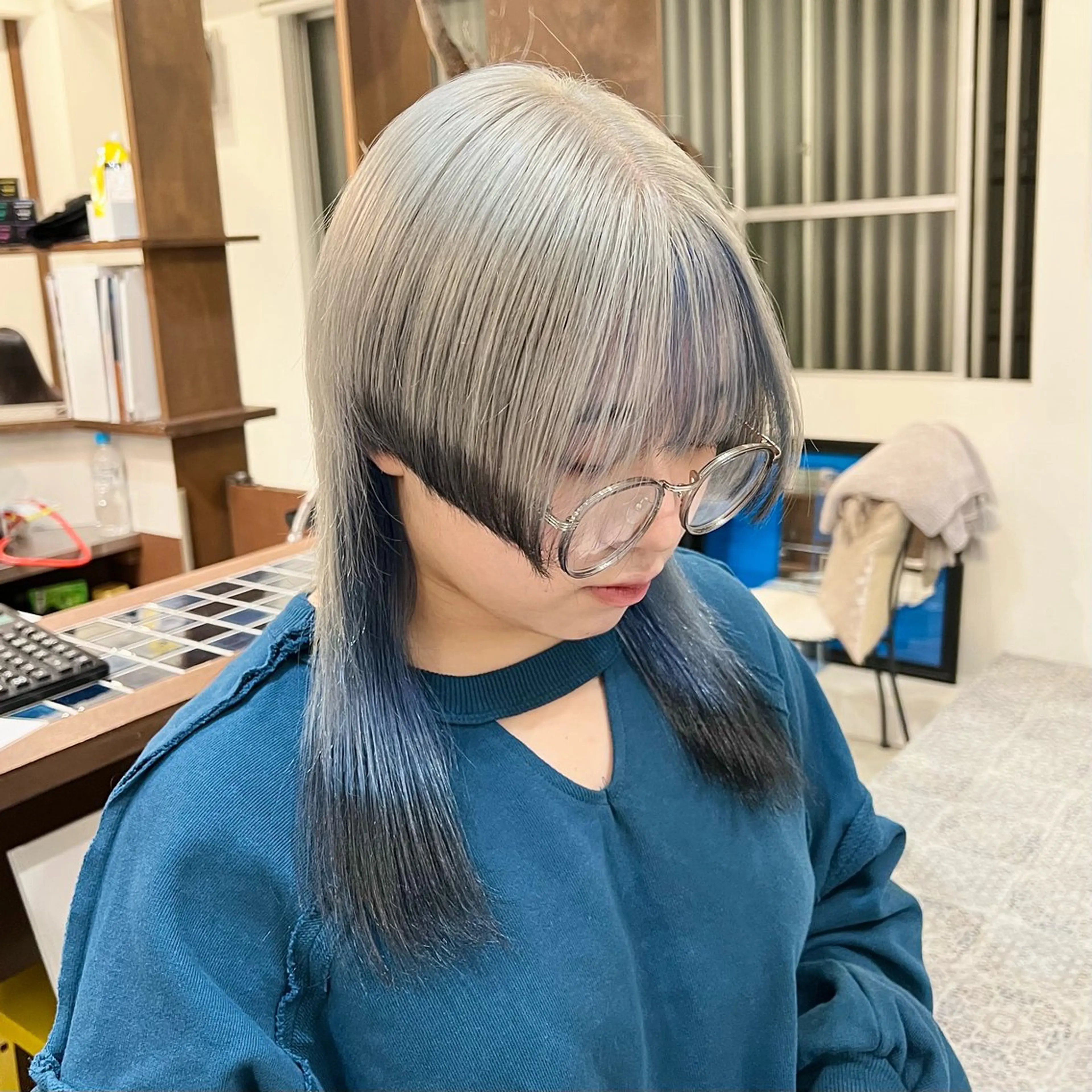 セミロング カラー 黒髪 ブリーチ ブルーカラー デザインカラー ネイビーカラー ヘアカラー Ami ブリーチ/ハイトーンのヘアスタイル