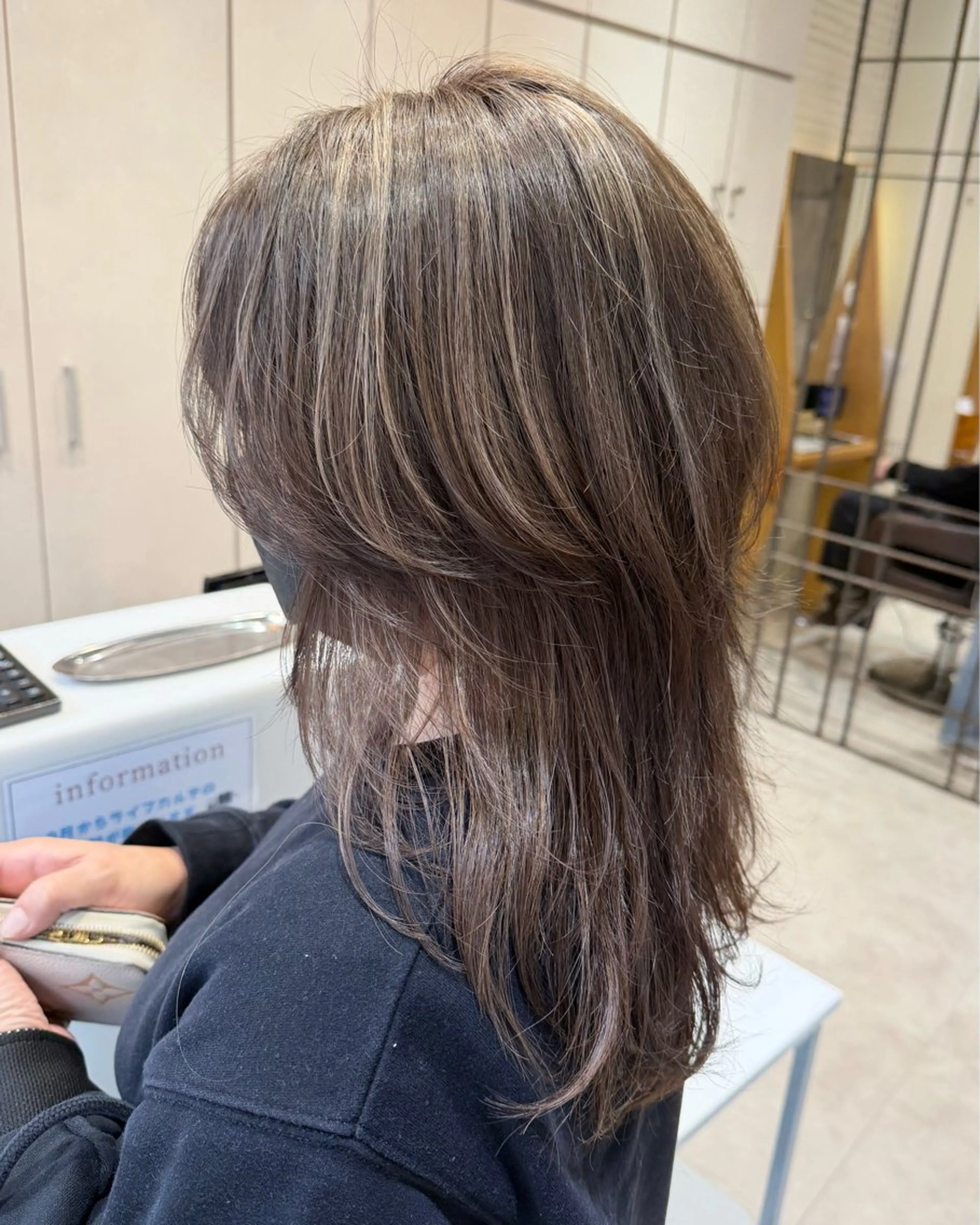 【白髪ぼかし、おしゃれデザインにおすすめ】 カット+ハイライトカラーの写真