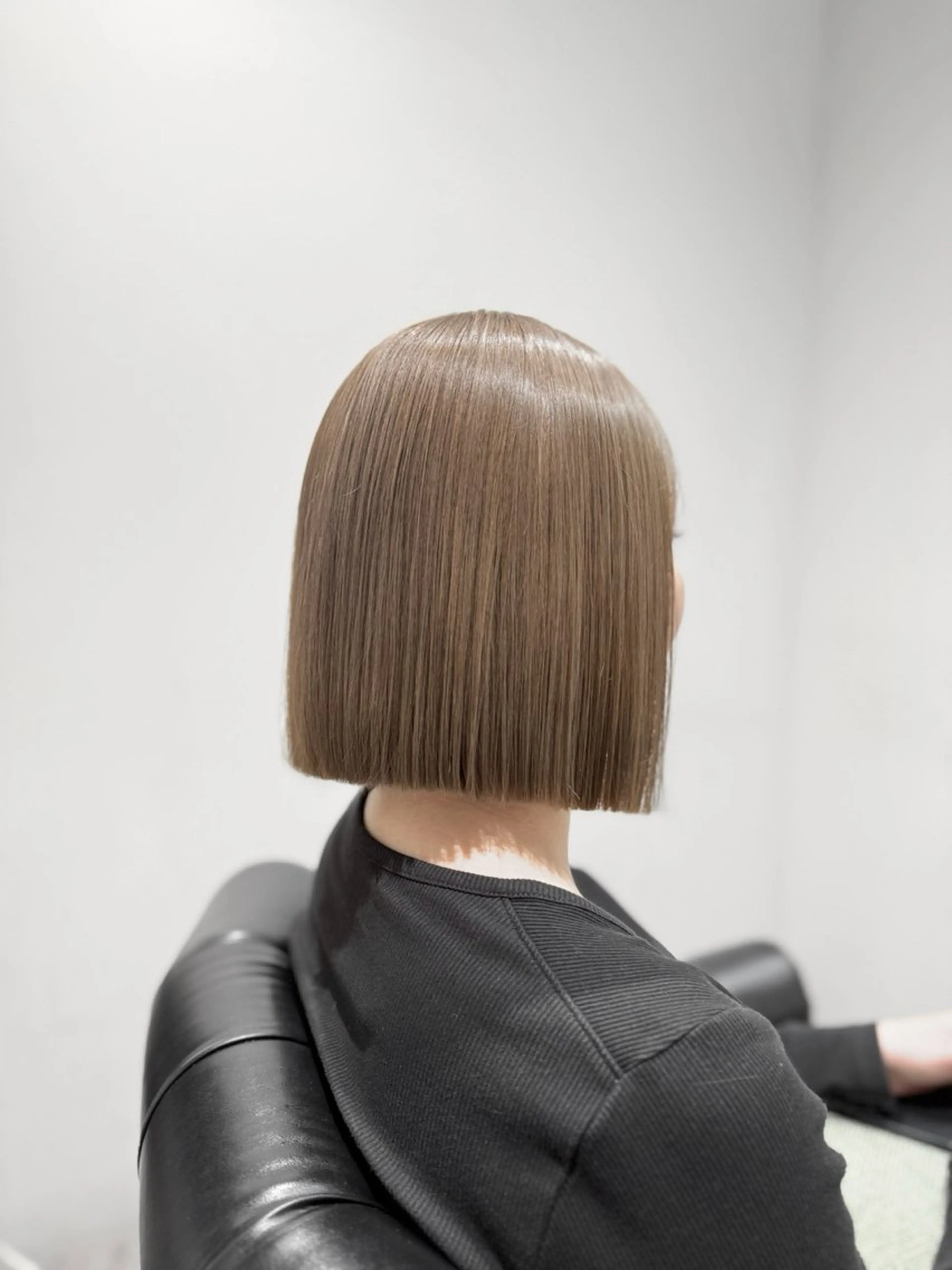 カラー ハイトーンカラー ボブ カット ヘアカラー Mio|ぱつっとボブ |髪質改善ストレートのヘアスタイル