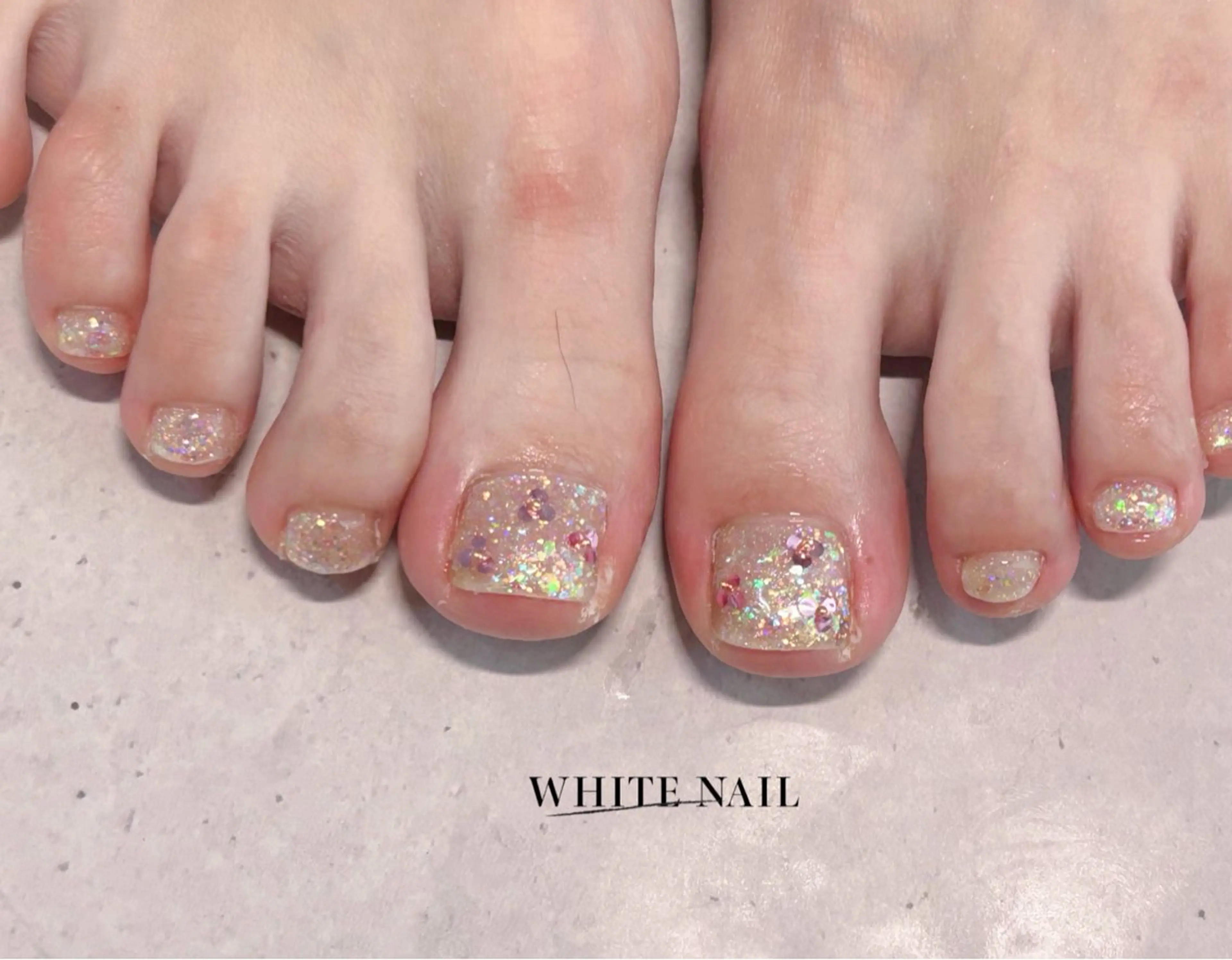 ネイル シンプルネイル フットネイル WHITE NAIL ホワイトネイルのネイルデザイン